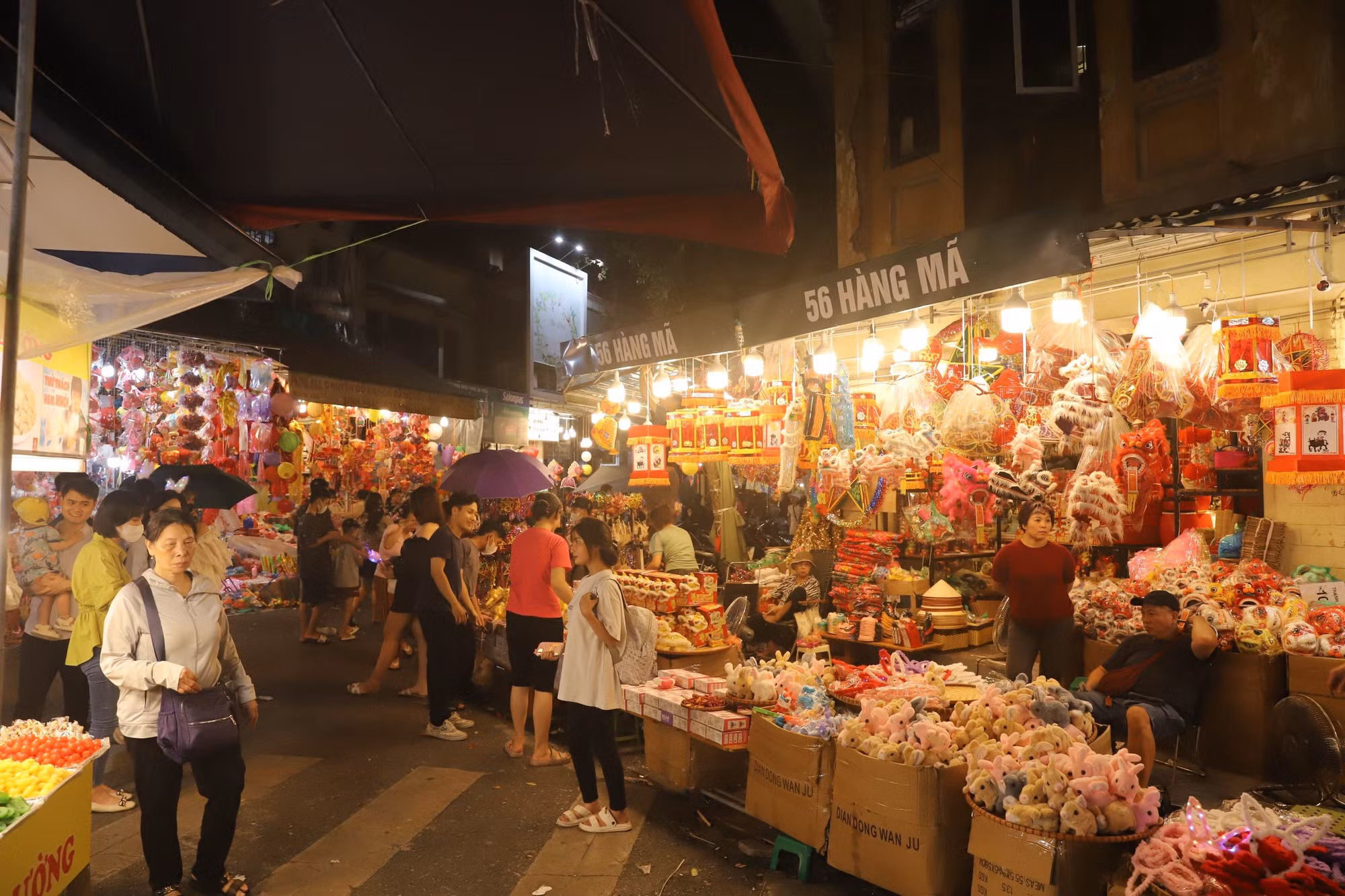 Phố Hàng Mã trở nên đông đúc hơn vào dịp Tết đặc biệt.