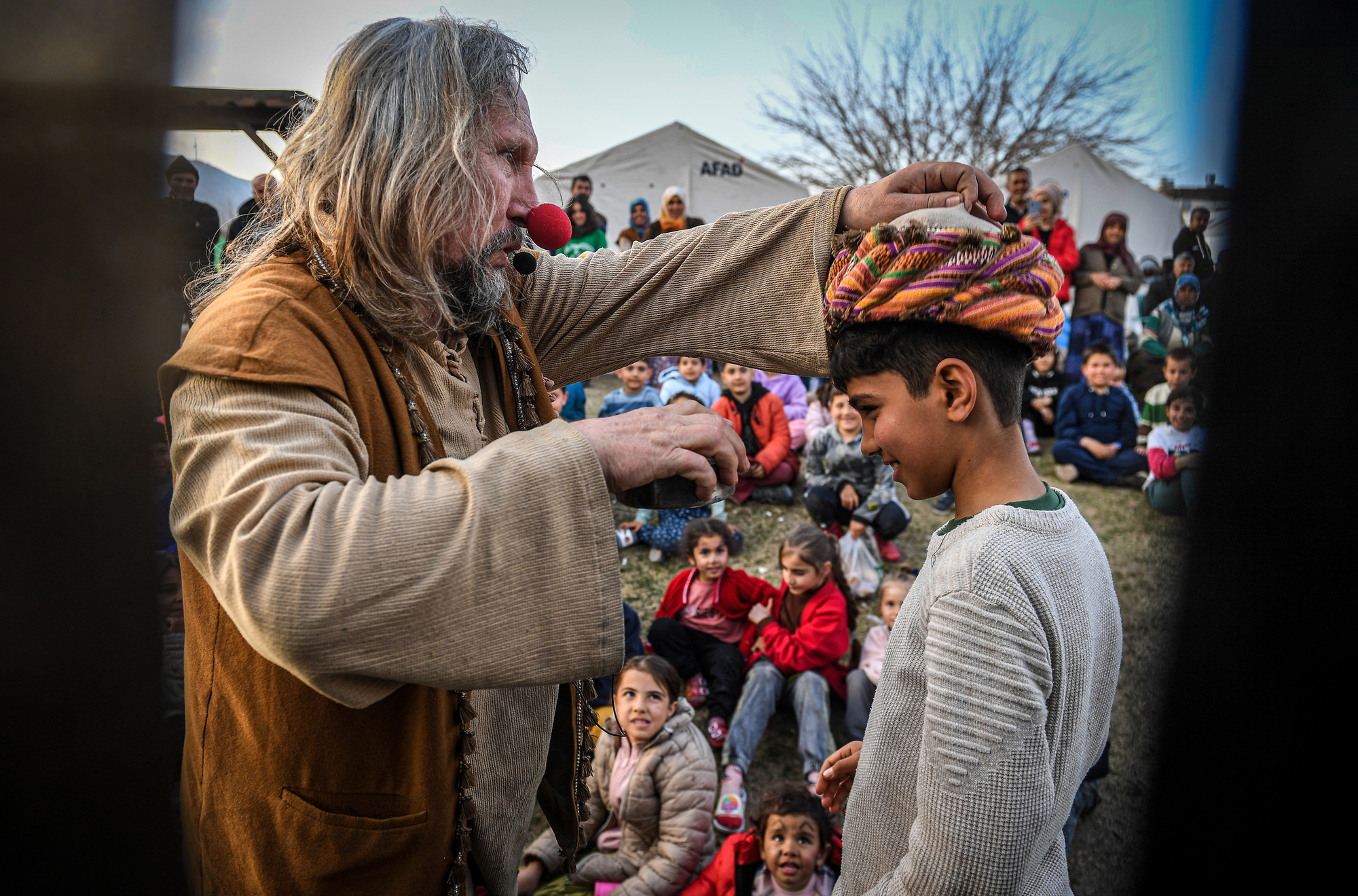 Chiếc mũ "thần" trên đầu Efekaan. Đã đến lúc thế giới này cần một điều kỳ diệu...