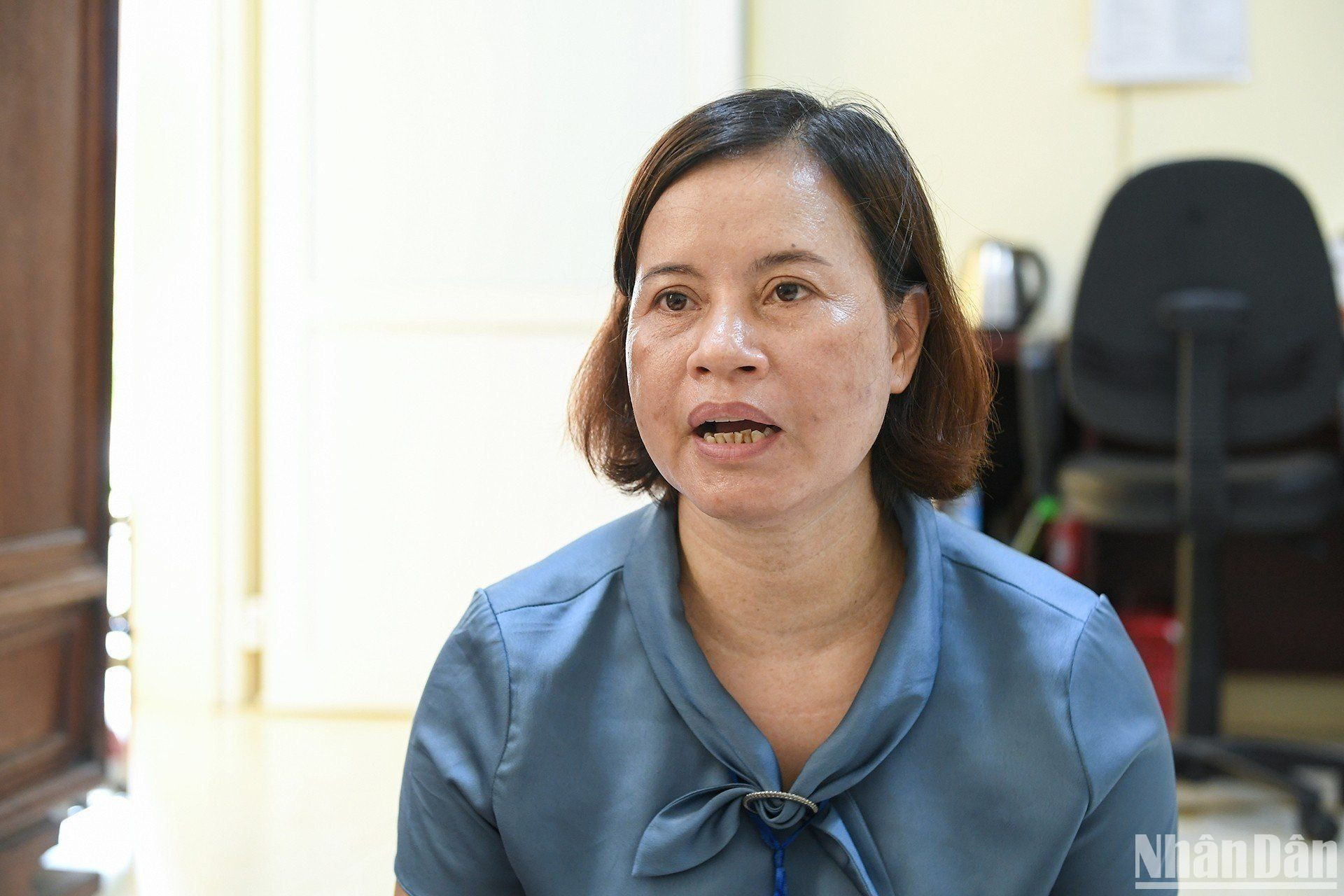 Chị Vũ Thị Mai Hoa đã có 16 năm làm việc tại Trung tâm Bảo trợ xã hội số 1. Với chị, các bé đã trở thành những người thân yêu, gắn bó. "Chúng tôi đều rất thương các con, coi các con như thành viên trong gia đình mình", chị Hoa tâm sự.