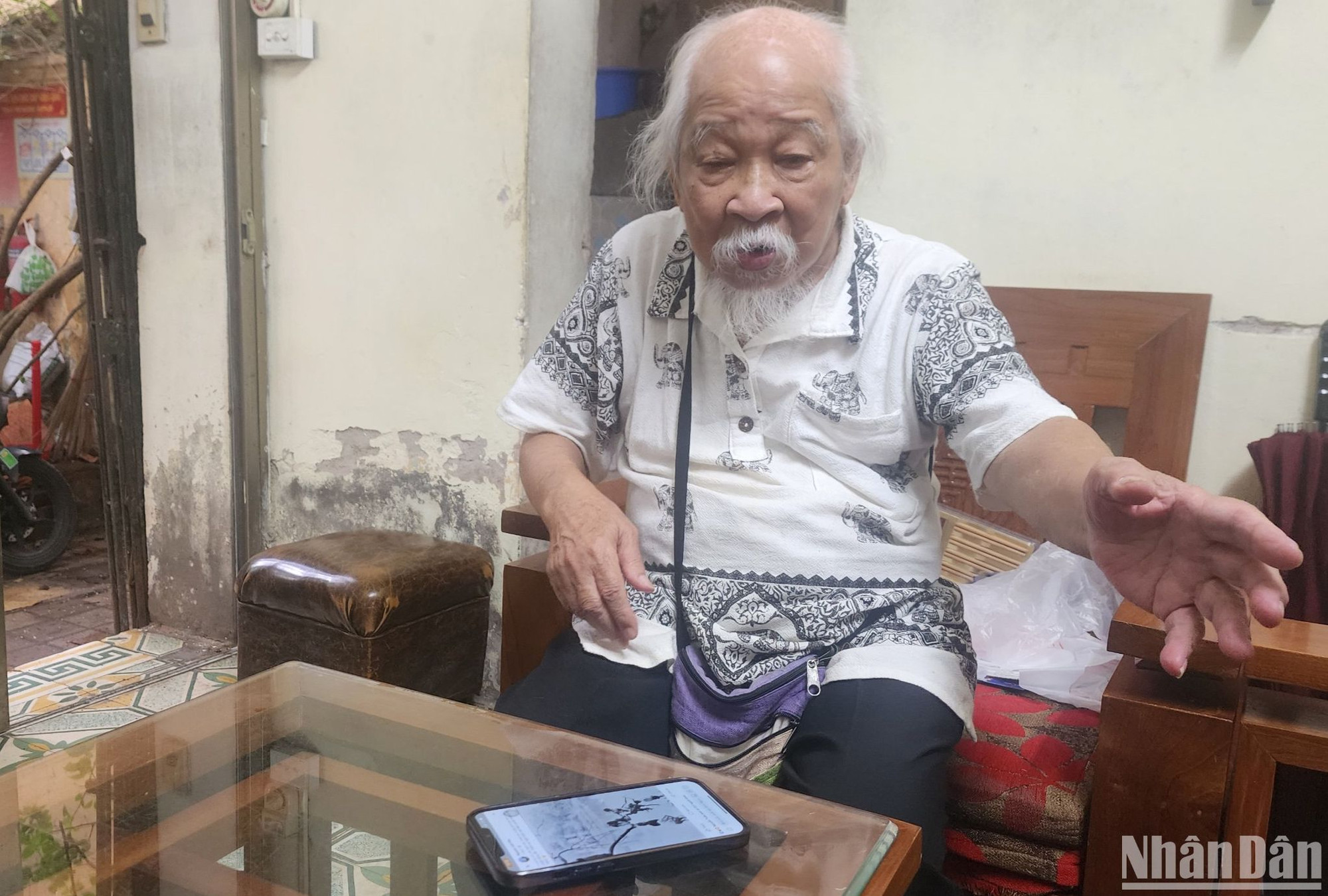 Nghệ sĩ Quang Phùng bên bức ảnh của mình.