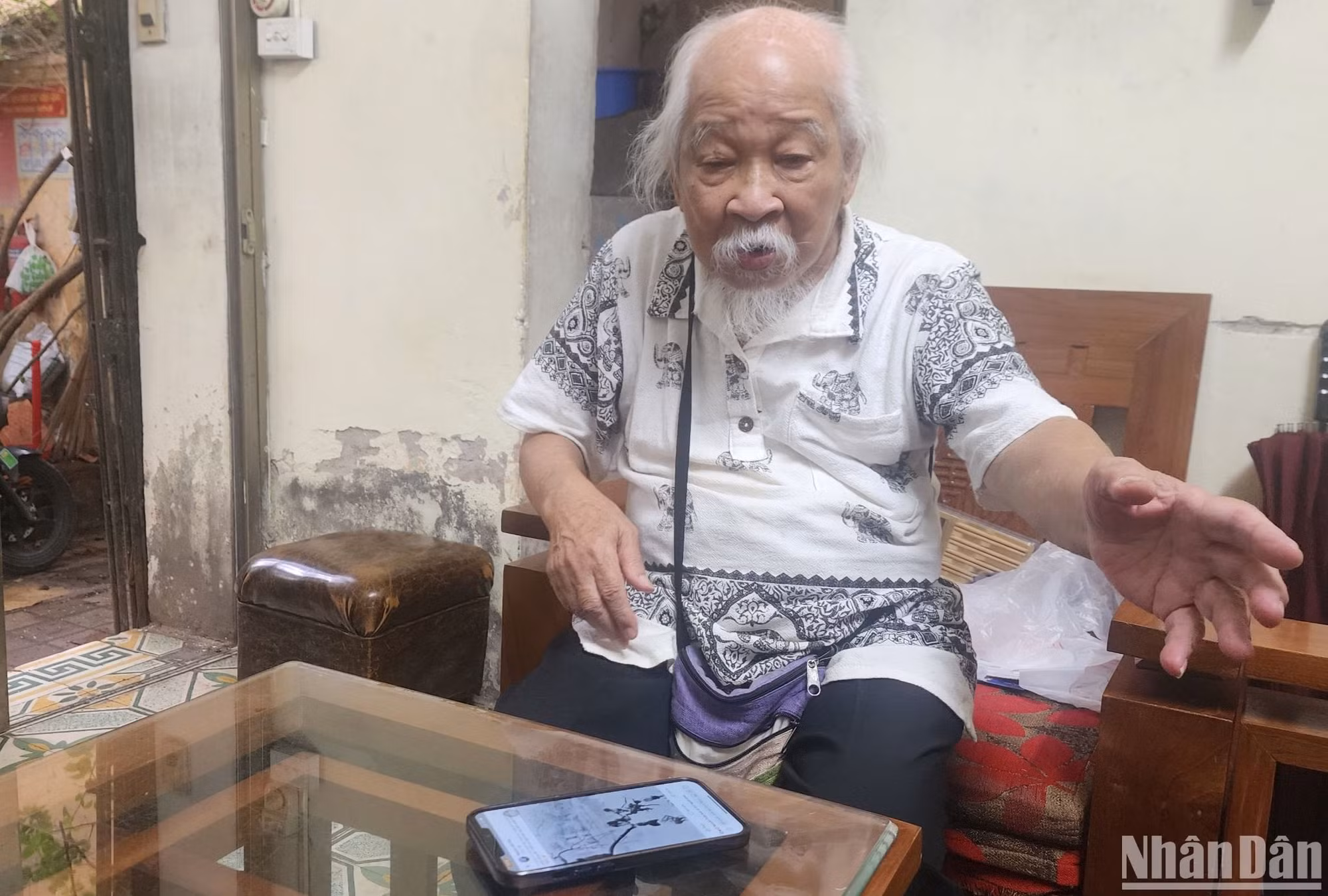 Nghệ sĩ Quang Phùng bên bức ảnh của mình.