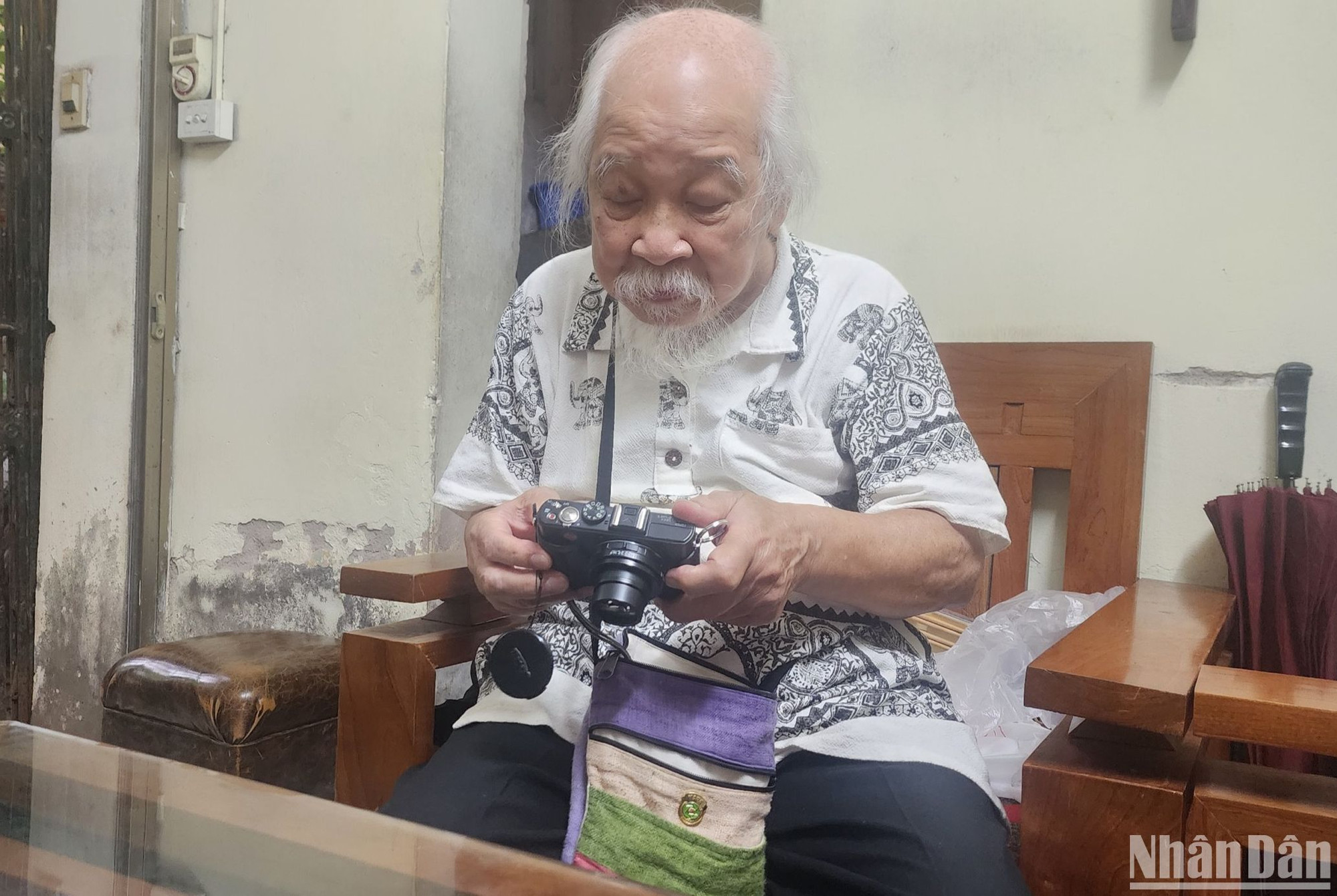 Chiếc túi vải trước ngực luôn được lão nghệ sĩ già đựng một chiếc máy ảnh có tuổi đời hàng chục năm. Nhưng gánh nặng thời gian đã khiến ông không còn rong ruổi trên những con đường của Hà Nội như trước kia được nữa.