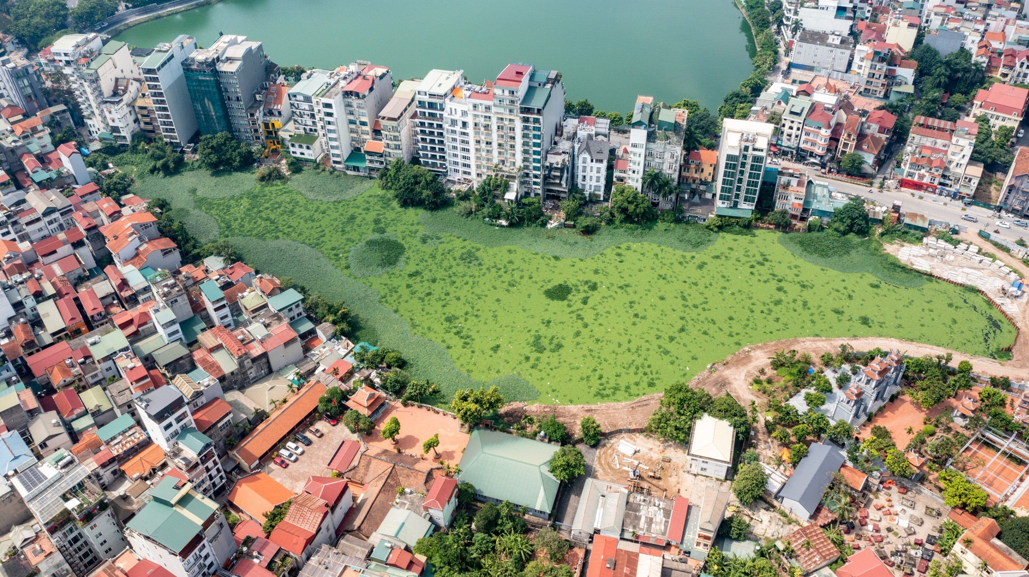Hồ Tứ Liên nhìn từ trên cao. Do địa hình thấp, không có đường đi lại nên ít người biết đến hồ Tứ Liên.