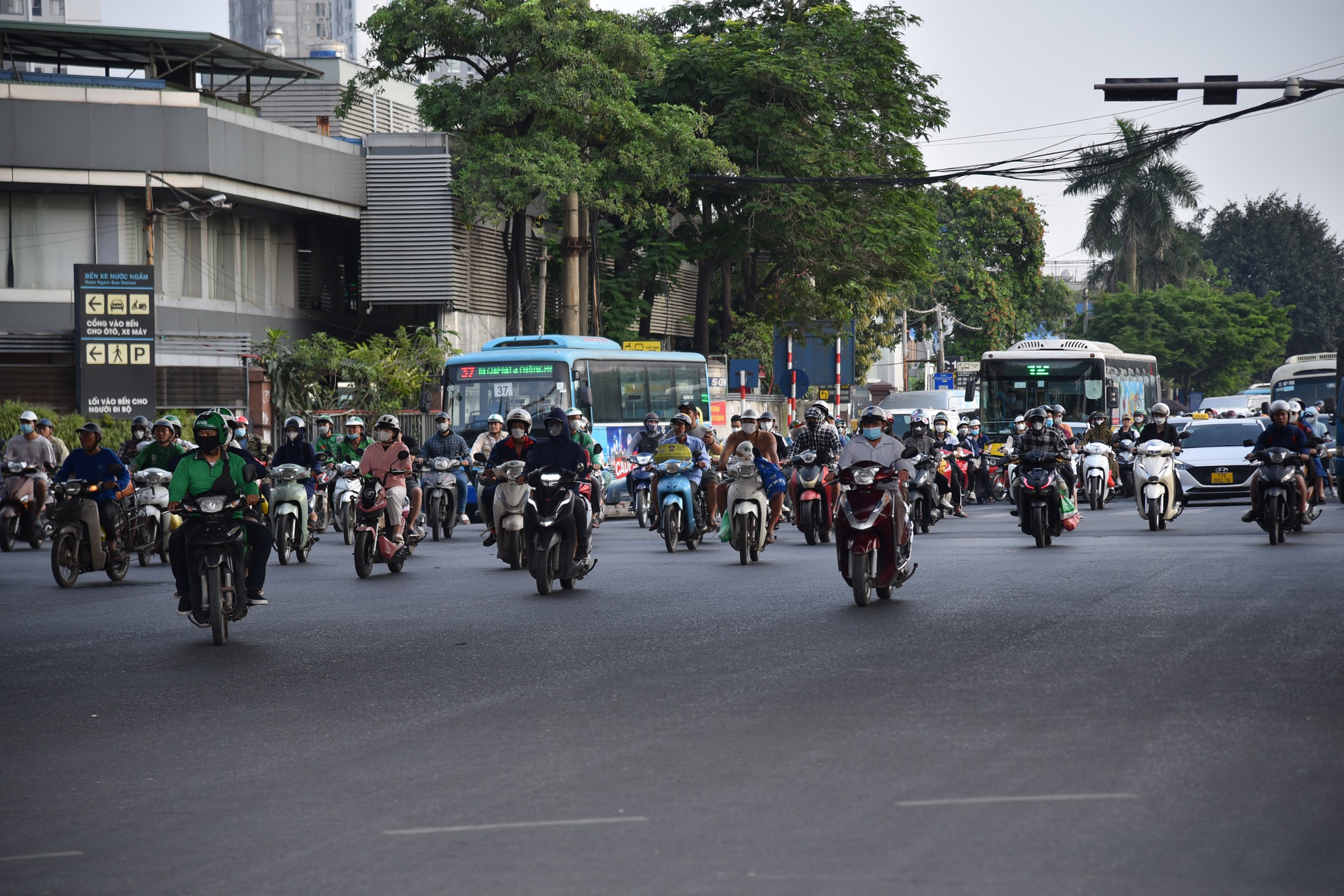 Do kỳ nghỉ lễ kéo dài, nên nhiều người đã chủ động trở lại Hà Nội sớm hơn từ những ngày trước đó. Do đó, tình hình giao thông chiều ngày cuối cùng của kỳ nghỉ khá thông thoáng. (Ảnh: Hà Nam)
