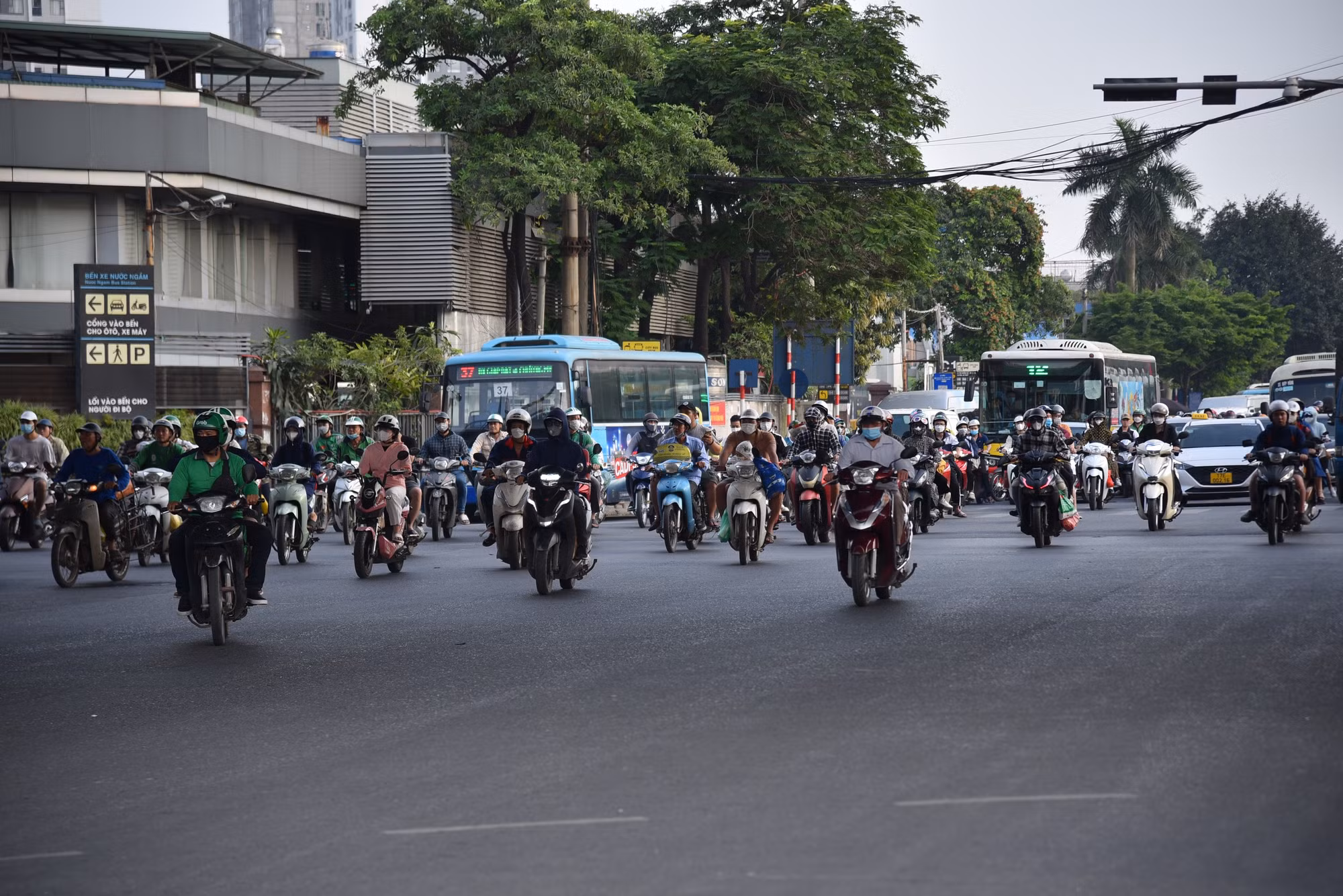 Do kỳ nghỉ lễ kéo dài, nên nhiều người đã chủ động trở lại Hà Nội sớm hơn từ những ngày trước đó. Do đó, tình hình giao thông chiều ngày cuối cùng của kỳ nghỉ khá thông thoáng. (Ảnh: Hà Nam)