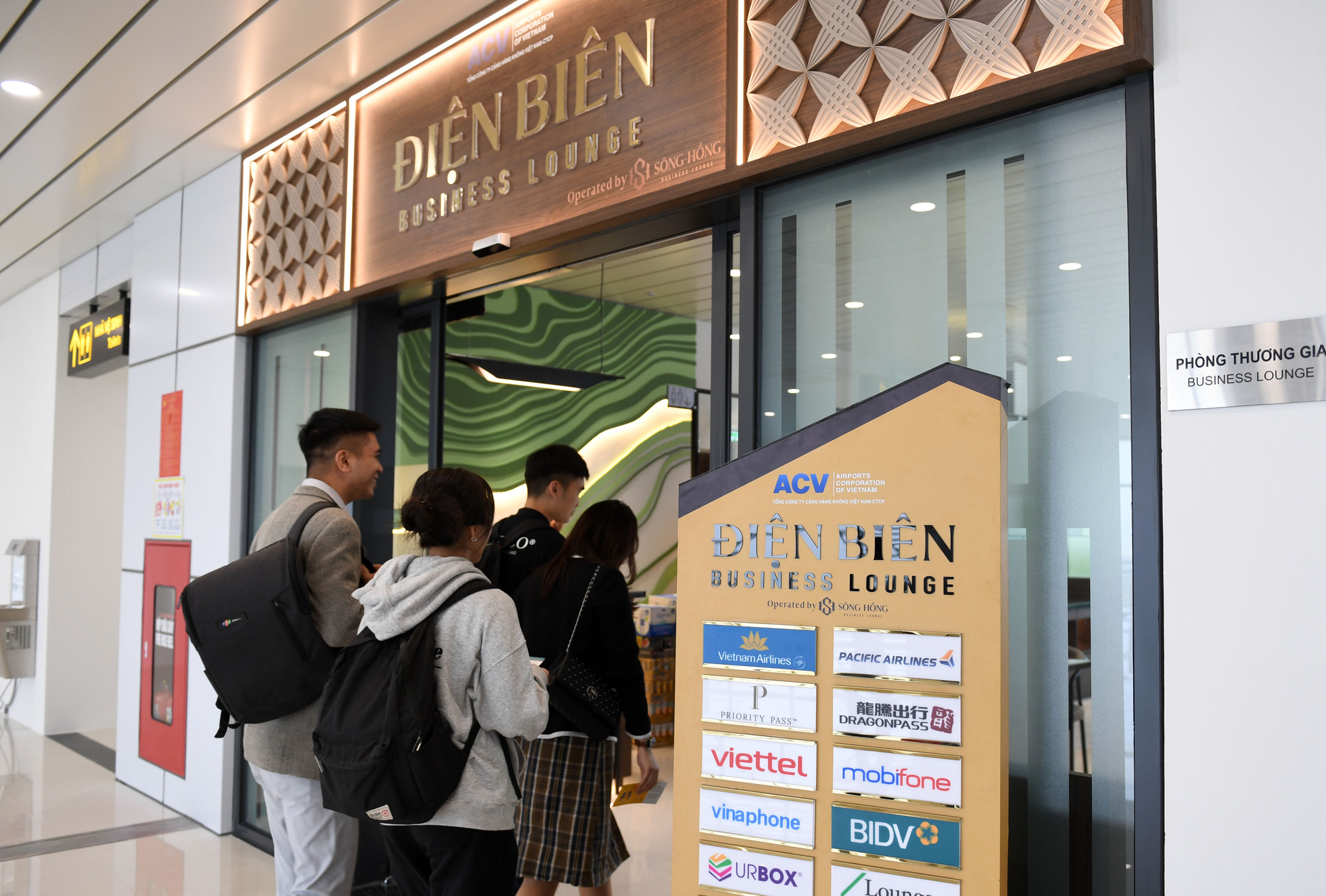 Phòng chờ thương gia hiện đại tại tầng 2 nhà ga.