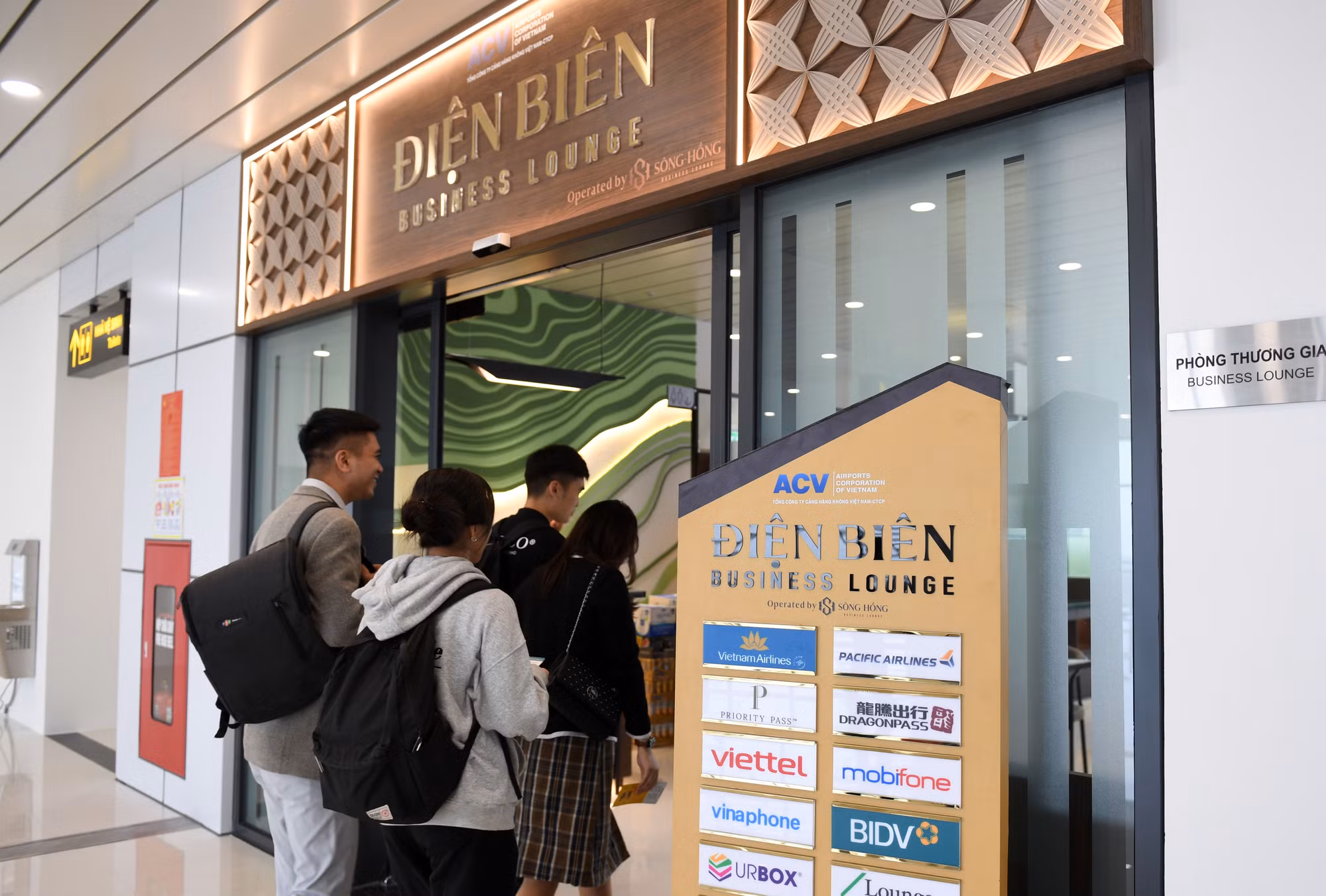 Phòng chờ thương gia hiện đại tại tầng 2 nhà ga.