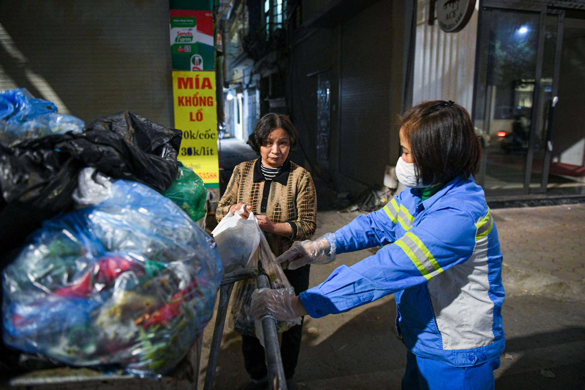 Sau bữa cơm chóng vánh này, tất cả sẽ tiếp tục tỏa đi trên các con đường để làm nhiệm vụ.
