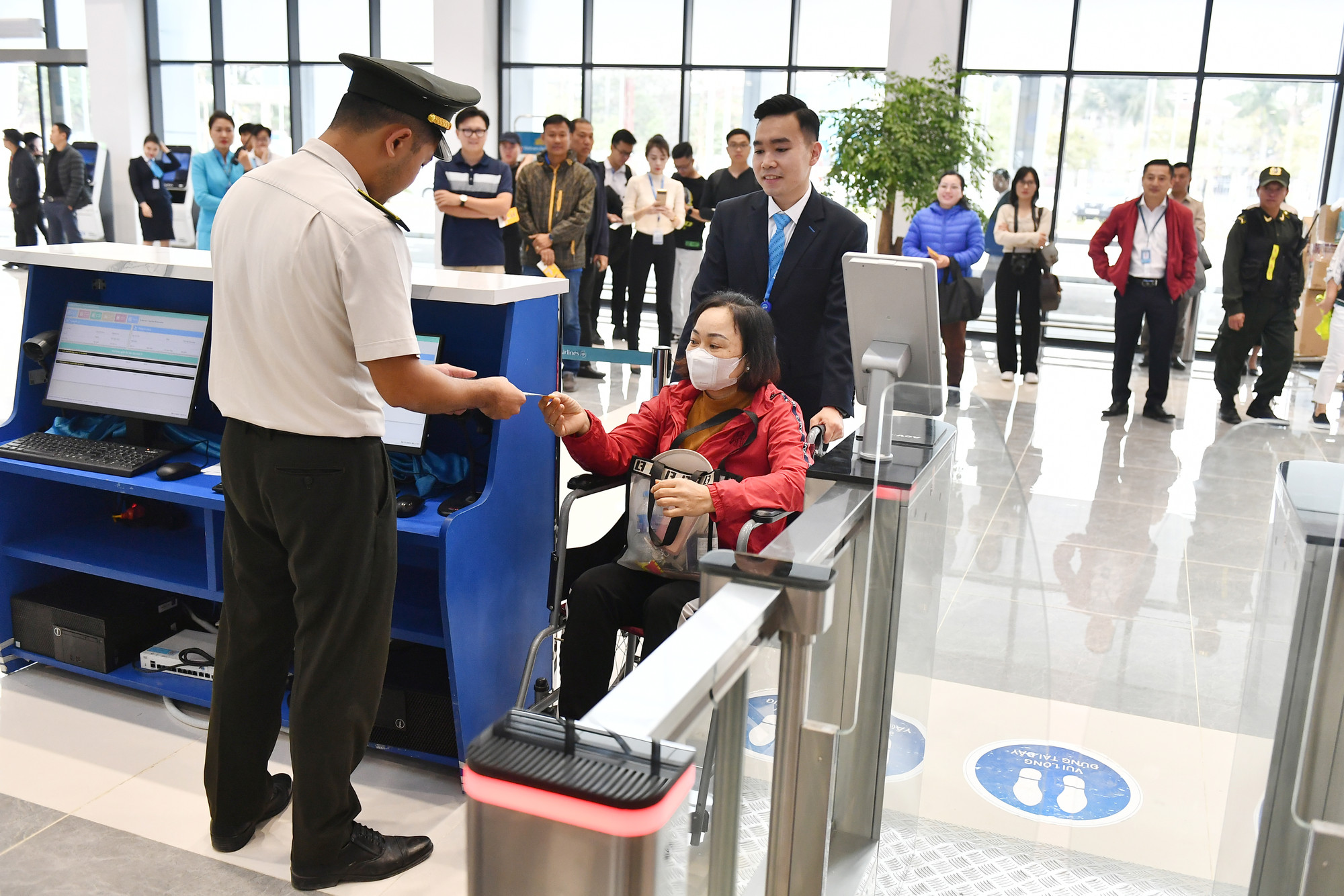 Hành khách và hành lý xách tay của chuyến bay thực hiện kiểm tra an ninh tại khu vực kiểm soát an ninh tầng 1 của nhà ga.