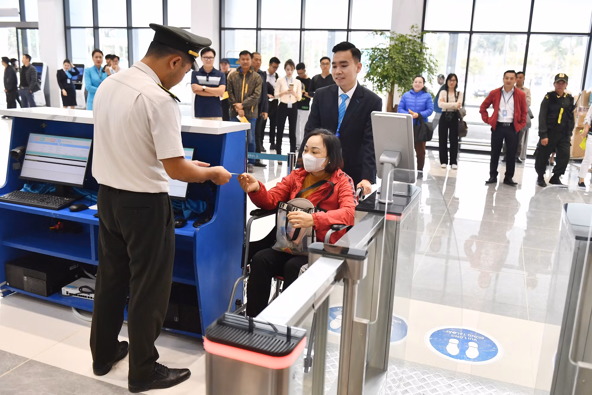 Hành khách và hành lý xách tay của chuyến bay thực hiện kiểm tra an ninh tại khu vực kiểm soát an ninh tầng 1 của nhà ga.