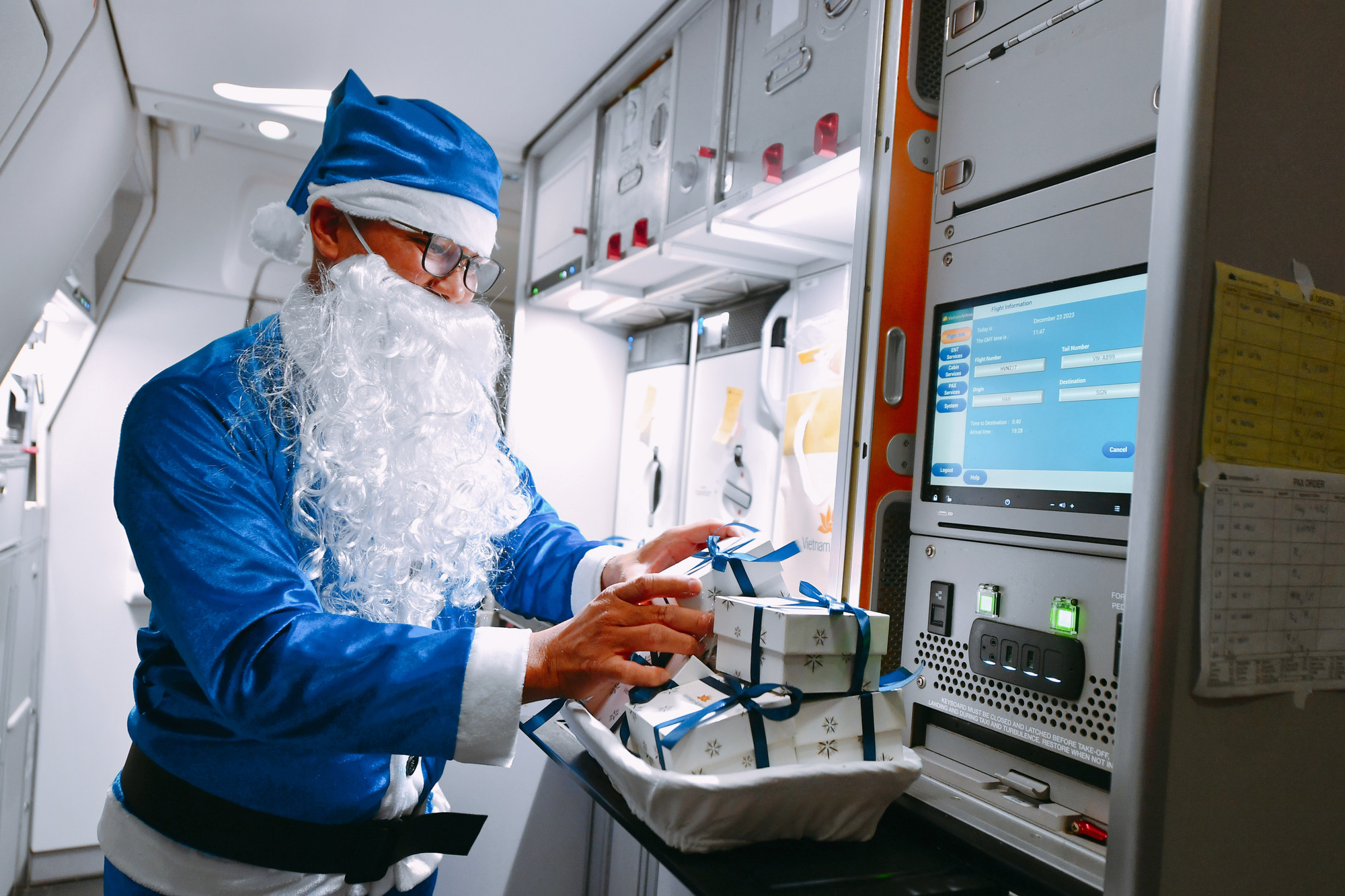 Trong khi đó, Hãng hàng không quốc gia Vietnam Airlines cũng tổ chức mừng Lễ Giáng Sinh trên một số chuyến bay quốc tế khứ hồi giữa Hà Nội, TP Hồ Chí Minh và châu Âu, Úc, Mỹ đêm 24/12 và rạng sáng 25/12.