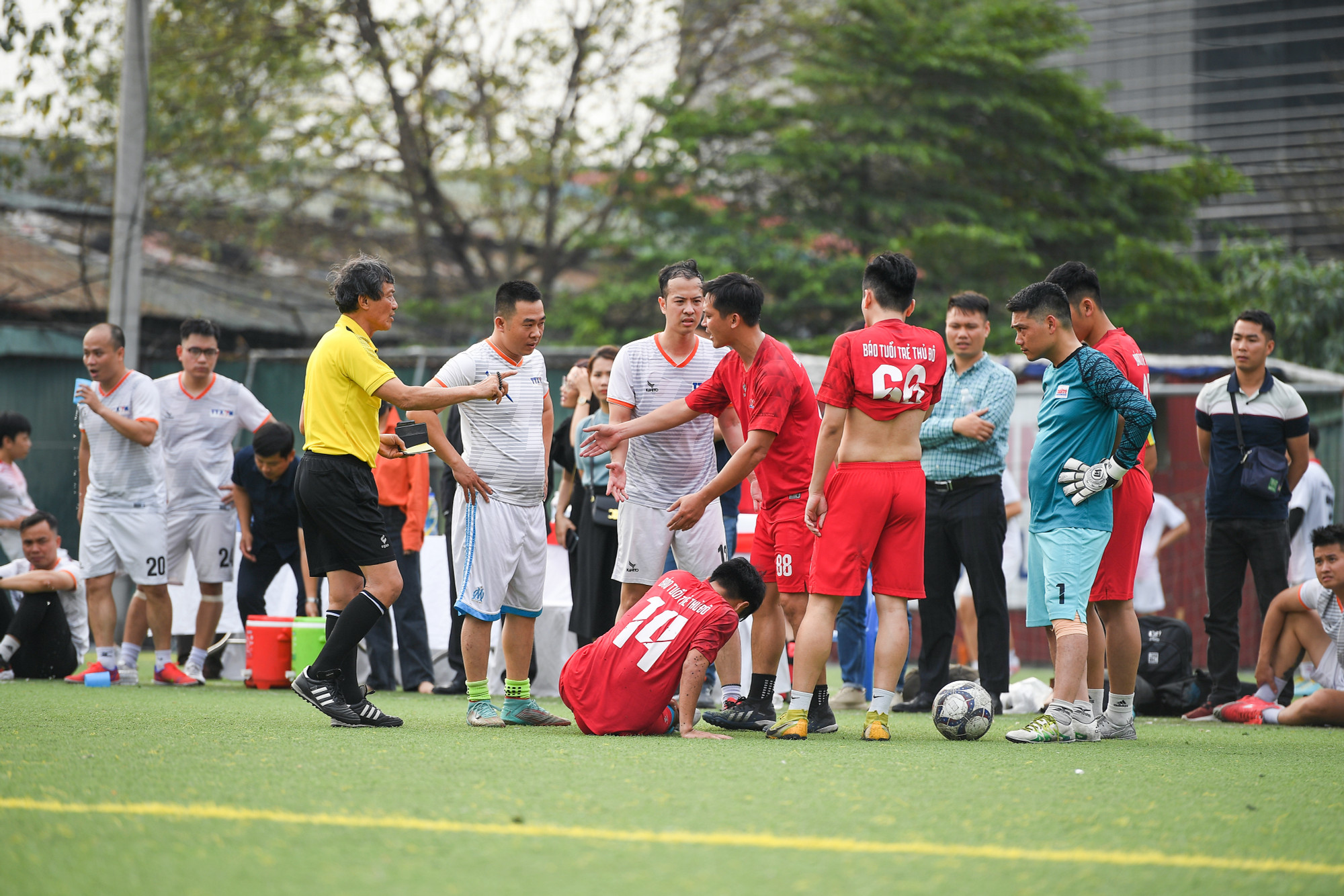 Một pha tranh chấp quyết liệt trong trận chung kết.