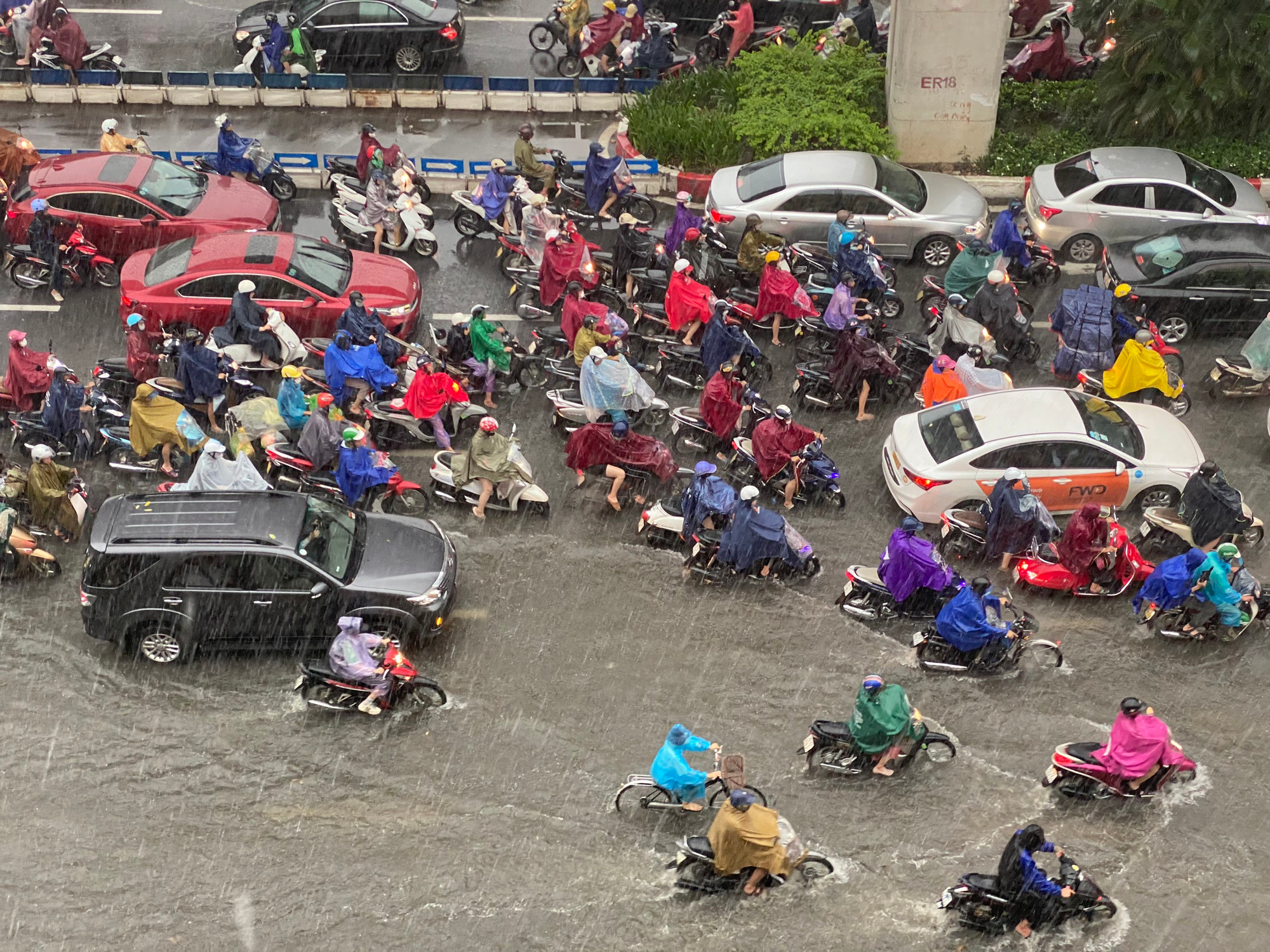 Theo báo cáo nhanh của Công ty TNHH MTV Thoát nước Hà Nội, trên địa bàn Hà Nội đã xuất hiện vài điểm úng ngập cục bộ. Tới 6 giờ sáng, lượng mưa đo được cao nhất tại quận Hoàng Mai, ở mức hơn 105mm.