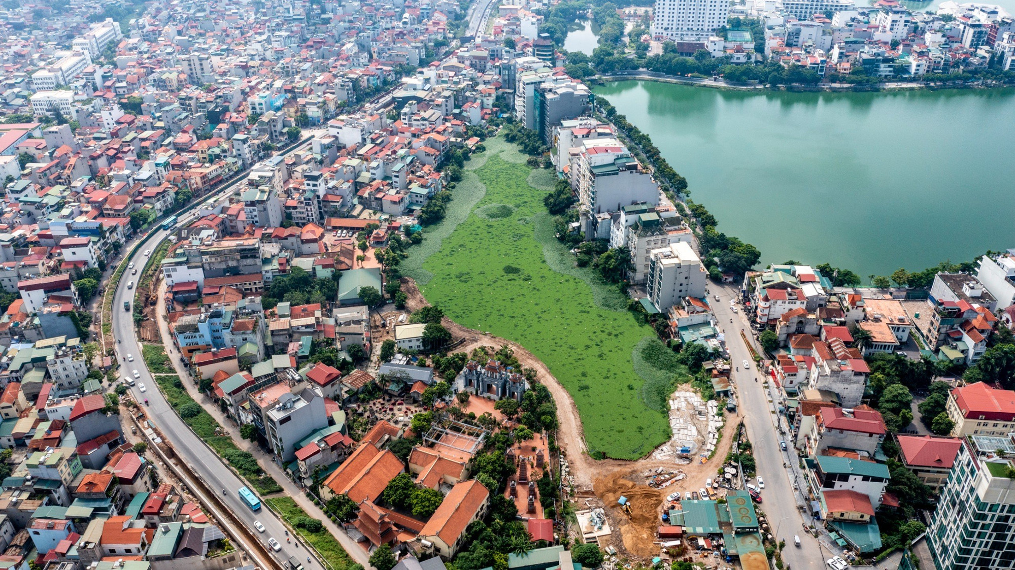 Từ tháng 8/2022, Ủy ban nhân dân quận Tây Hồ đã khởi công dự án cải tạo môi trường hồ Tứ Liên, quận Tây Hồ. Dự án thực hiện nạo vét, làm sạch hồ Tứ Liên, xây dựng hệ thống thoát nước, làm đường dạo quanh hồ.