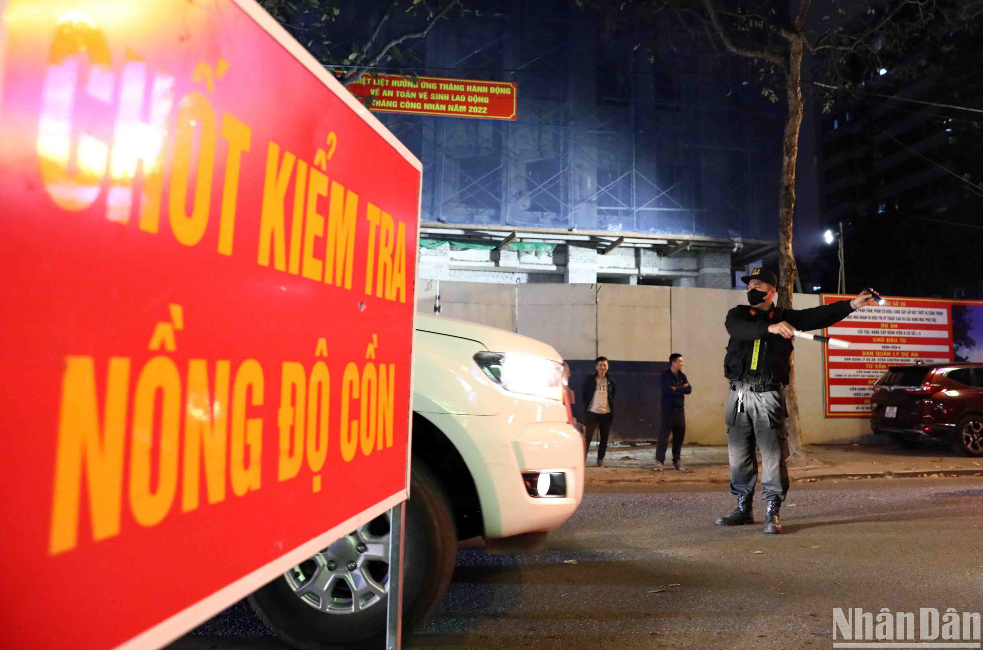 Lực lượng Cảnh sát giao thông lập biên bản trường hợp lái xe vi phạm nồng độ cồn.