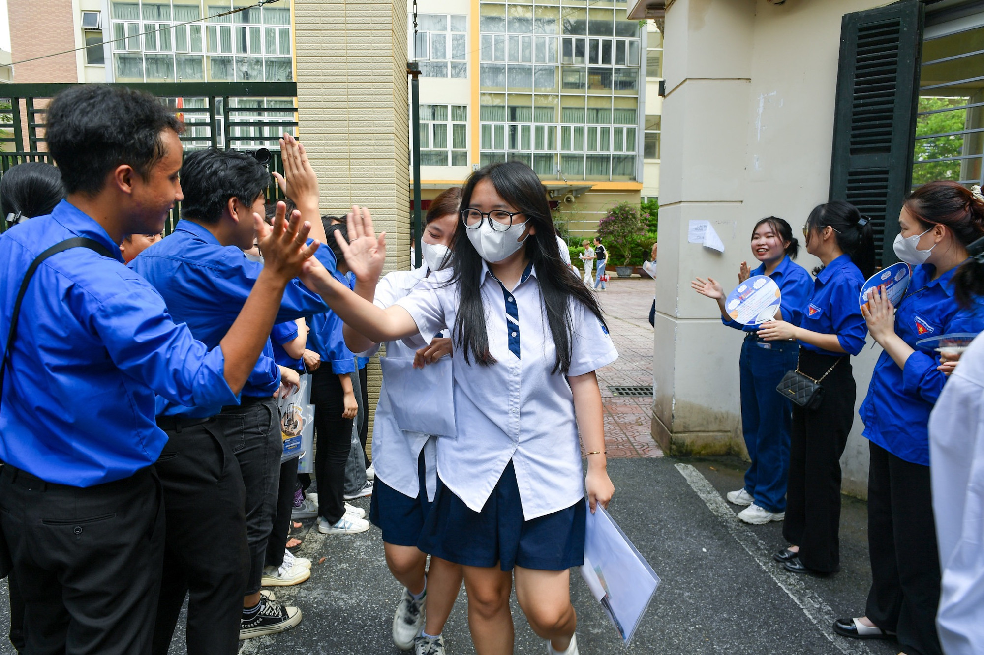 Các thí sinh hào hứng bởi độ "mở" trong đề thi, đặc biệt ở phần nghị luận xã hội. (Ảnh: Thành Đạt)