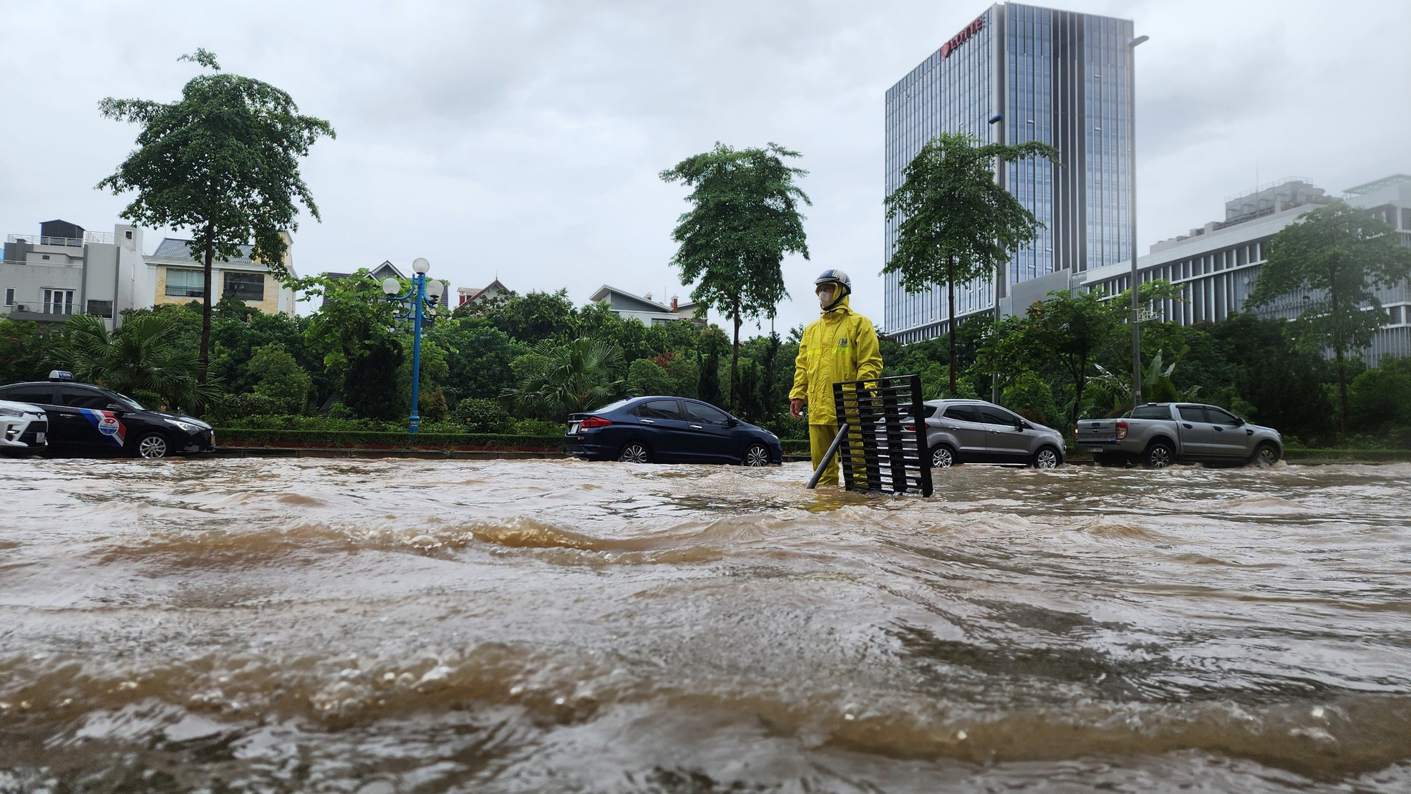 Tại đường Võ Chí Công (đoạn đối diện Lotte Mall West Lake), nước dâng cao quá đầu gối người và thoát khá chậm.