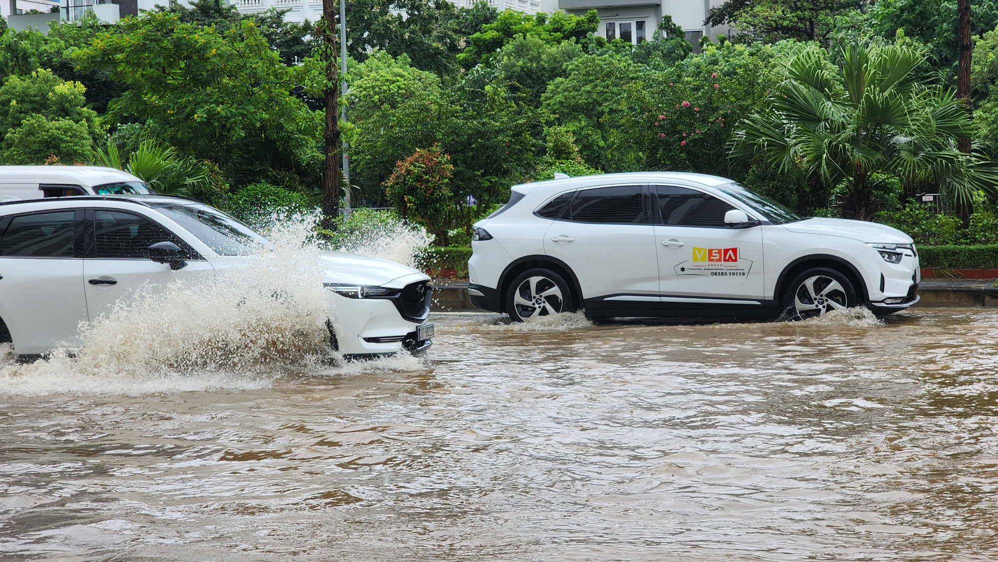 Nước ngập sâu 20-30cm khiến các phương tiện di chuyển khó khăn, một số xe bị chết máy.