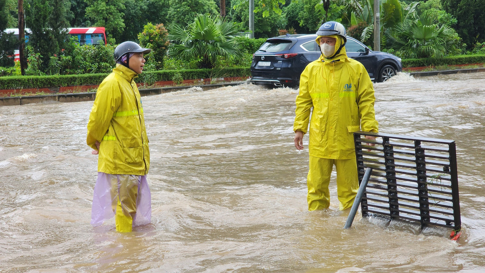 Theo nhận định của Đài khí tượng Thủy văn khu vực Đồng Bằng Bắc Bộ: Do ảnh hưởng của rãnh áp thấp có trục qua Bắc Bộ kết hợp hội tụ gió trên cao hoạt động mạnh dần nên từ chiều tối và đêm nay (20/8) đến ngày 21/8/2023, trên địa bàn Thành phố Hà Nội vẫn tiếp tục có mưa.