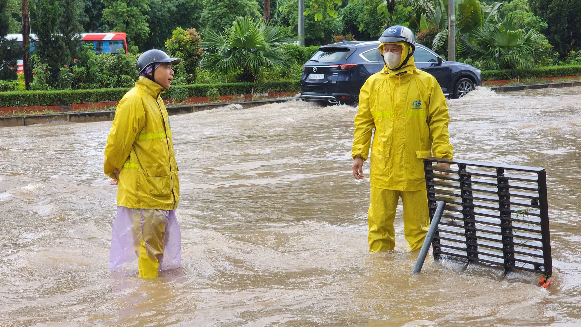 Theo nhận định của Đài khí tượng Thủy văn khu vực Đồng Bằng Bắc Bộ: Do ảnh hưởng của rãnh áp thấp có trục qua Bắc Bộ kết hợp hội tụ gió trên cao hoạt động mạnh dần nên từ chiều tối và đêm nay (20/8) đến ngày 21/8/2023, trên địa bàn Thành phố Hà Nội vẫn tiếp tục có mưa.