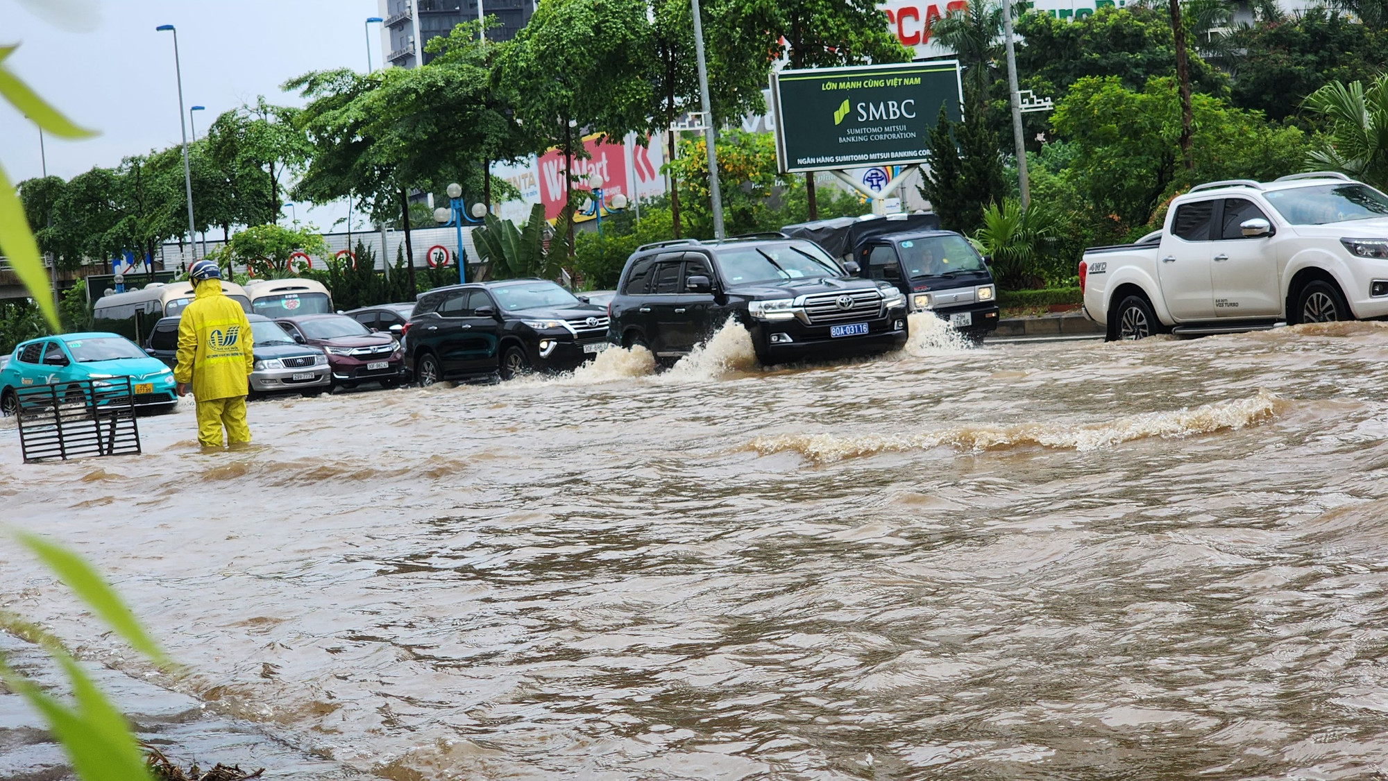 Do ảnh hưởng của vùng mây đối lưu, trên địa bàn Thành phố có mưa rào và dông. Khu vực các quận lượng mưa dao động từ 23-95mm, cao nhất tại quận Tây Hồ (95mm), Cầu Giấy (86.4mm). Trên địa bàn các huyện có mưa theo vùng, tập trung tại huyện Đông Anh (124mm), Gia Lâm (49.8mm)