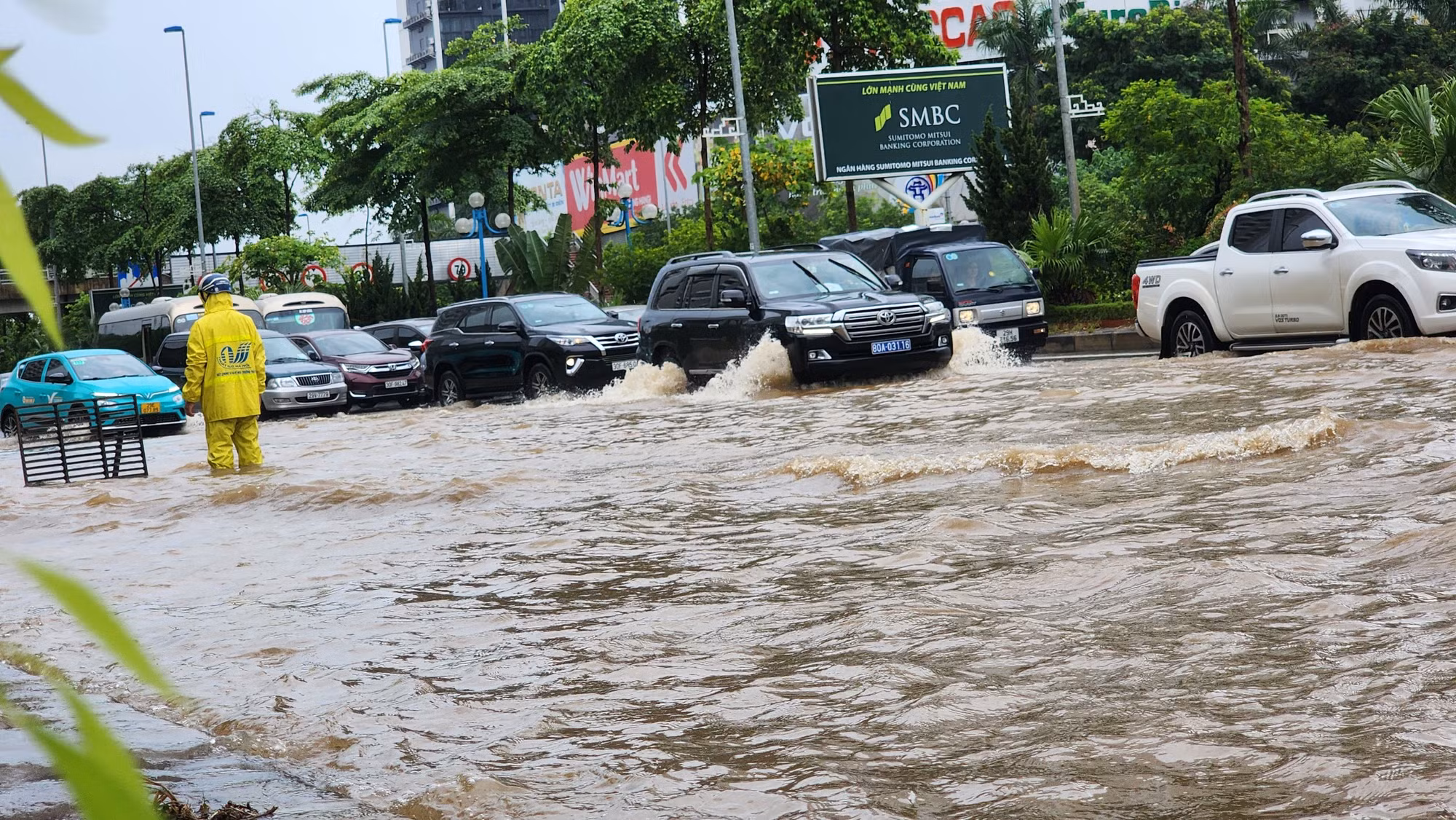 Do ảnh hưởng của vùng mây đối lưu, trên địa bàn Thành phố có mưa rào và dông. Khu vực các quận lượng mưa dao động từ 23-95mm, cao nhất tại quận Tây Hồ (95mm), Cầu Giấy (86.4mm). Trên địa bàn các huyện có mưa theo vùng, tập trung tại huyện Đông Anh (124mm), Gia Lâm (49.8mm)