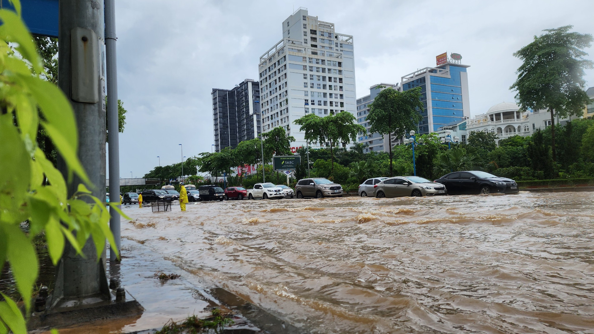 Nước ngập cao khiến các phương tiện lưu thông hết sức khó khăn.