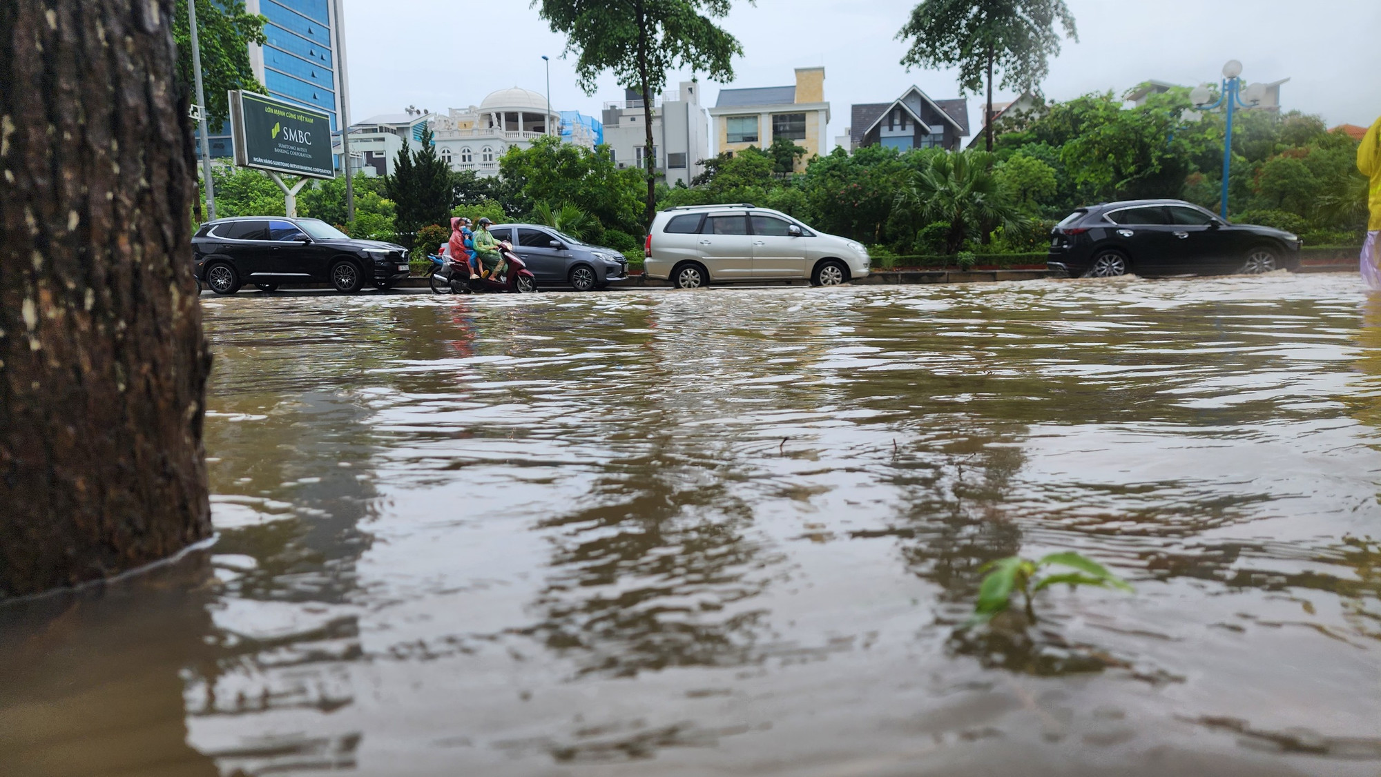 Tại khu vực nội đô, quận Tây Hồ ghi nhận lượng mưa lớn thứ 2 với mức 95mm. Mưa lớn kéo dài đã khiến cho đường Võ Chí Công, khu vực dẫn từ cầu Nhật Tân xuống rơi vào ngập úng cục bộ.