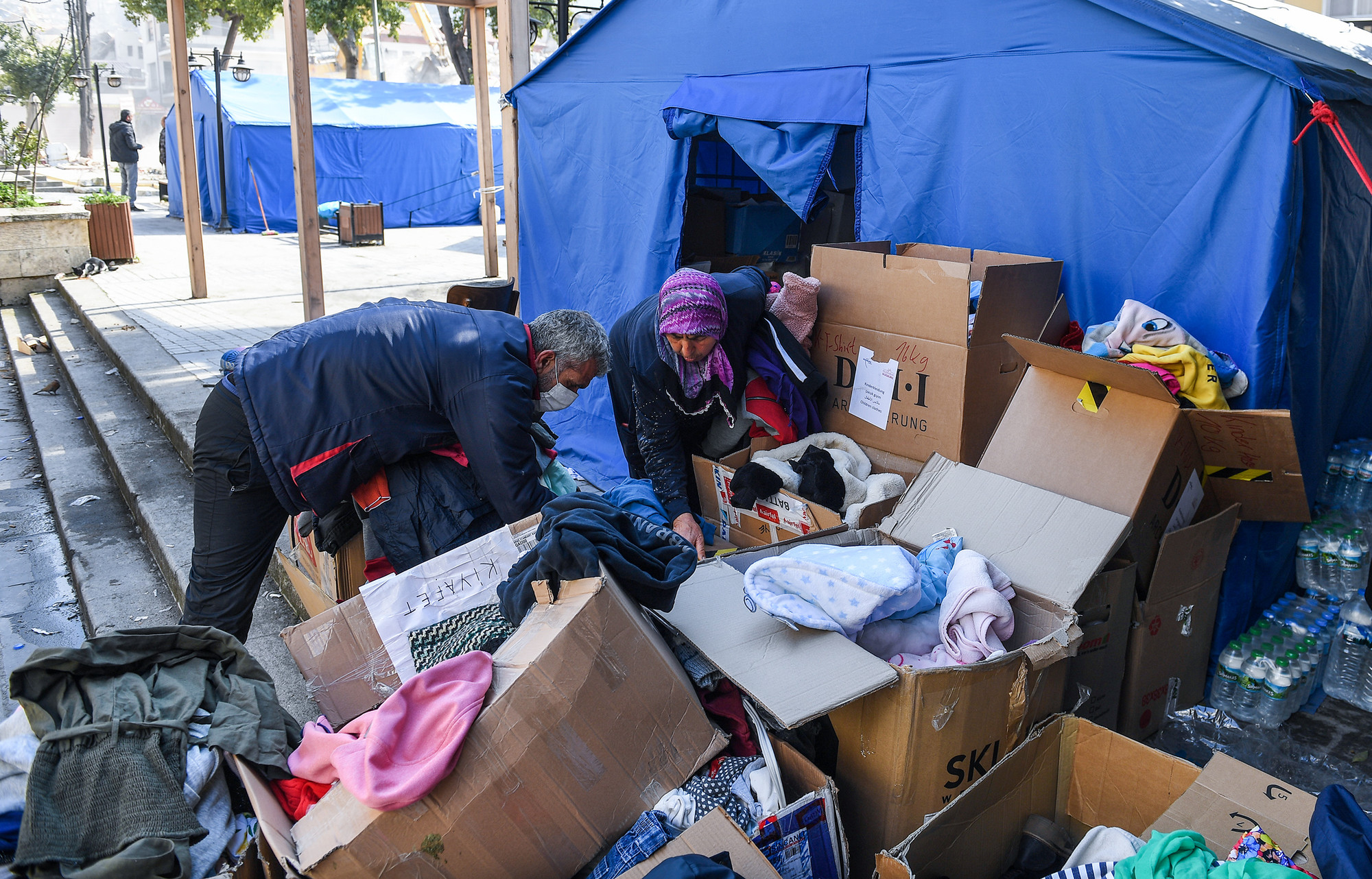 Lương thực, thực phẩm, quần áo và nhu yếu phẩm... được mang đến từng giờ từ các tổ chức viện trợ, các nhà hảo tâm đủ để lo cho cuộc sống của người dân Hatay trong thời gian tái thiết thành phố.