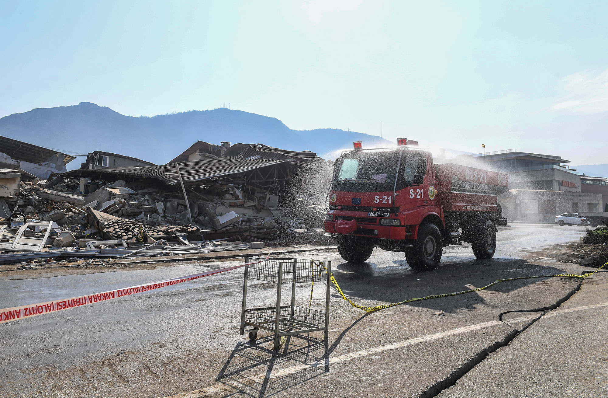 Xe phun nước của lực lượng phòng cháy, chữa cháy cũng được huy động liên tục để phun rửa đường. Nguyên nhân bởi bụi từ các công trường dọn dẹp những ngày qua khiến cho Antakya luôn rơi vào trạng thái mù mịt.