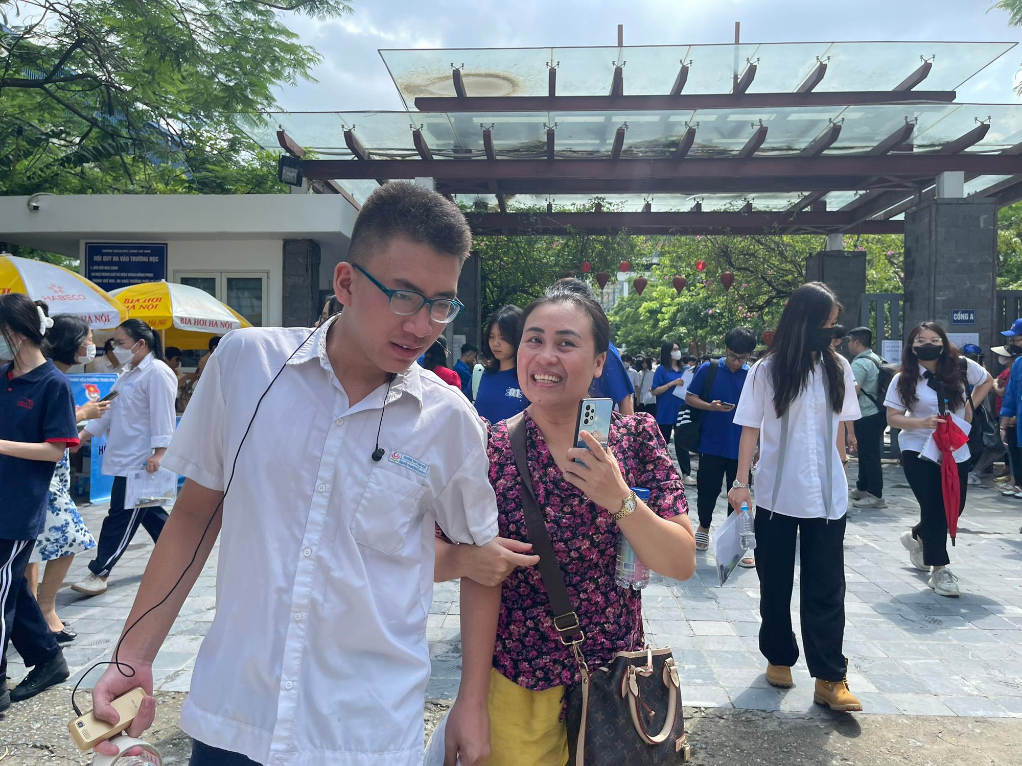 Cả phụ huynh và thí sinh đều vui mừng sau khi môn thi đầu tiên kết thúc. (Ảnh: Sơn Bách)