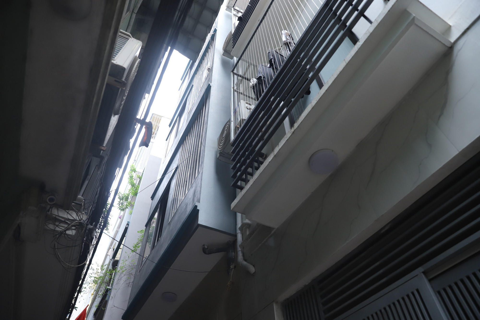 Cụ thể là tình trạng xây dựng không phép, xây dựng sai phép, xây dựng sai quy hoạch, lấn chiếm không gian, chia nhỏ căn hộ, tự ý nâng tầng... rồi tự do mua bán, chuyển nhượng. Cụ thể là tình trạng xây dựng không phép, xây dựng sai phép, xây dựng sai quy hoạch, lấn chiếm không gian, chia nhỏ căn hộ, tự ý nâng tầng... rồi tự do mua bán, chuyển nhượng.