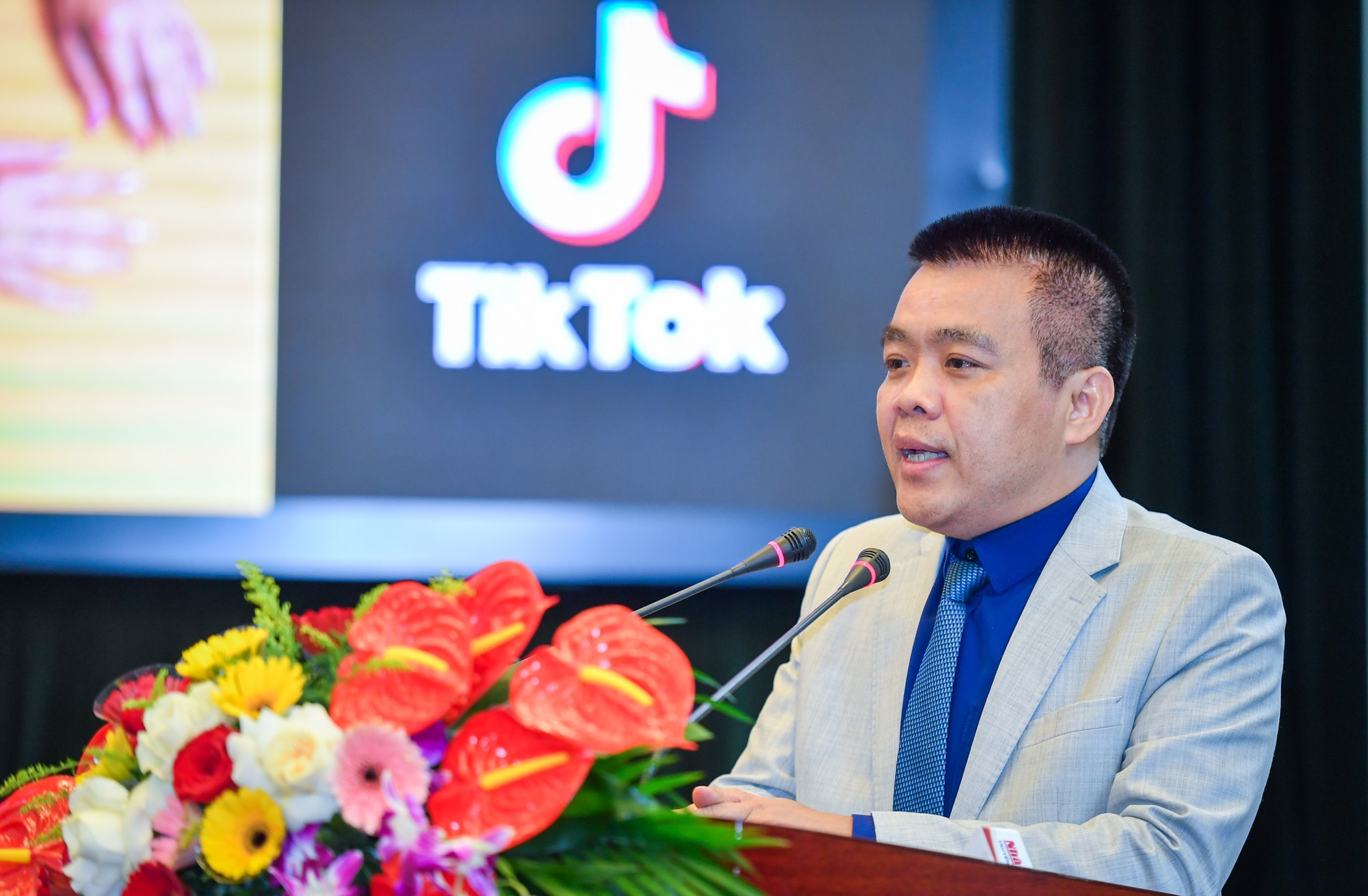 Đại diện TikTok Việt Nam trình bày về các giải pháp hỗ trợ chủ thể OCOP để có thể mở rộng kênh phân phối và tiêu thụ.