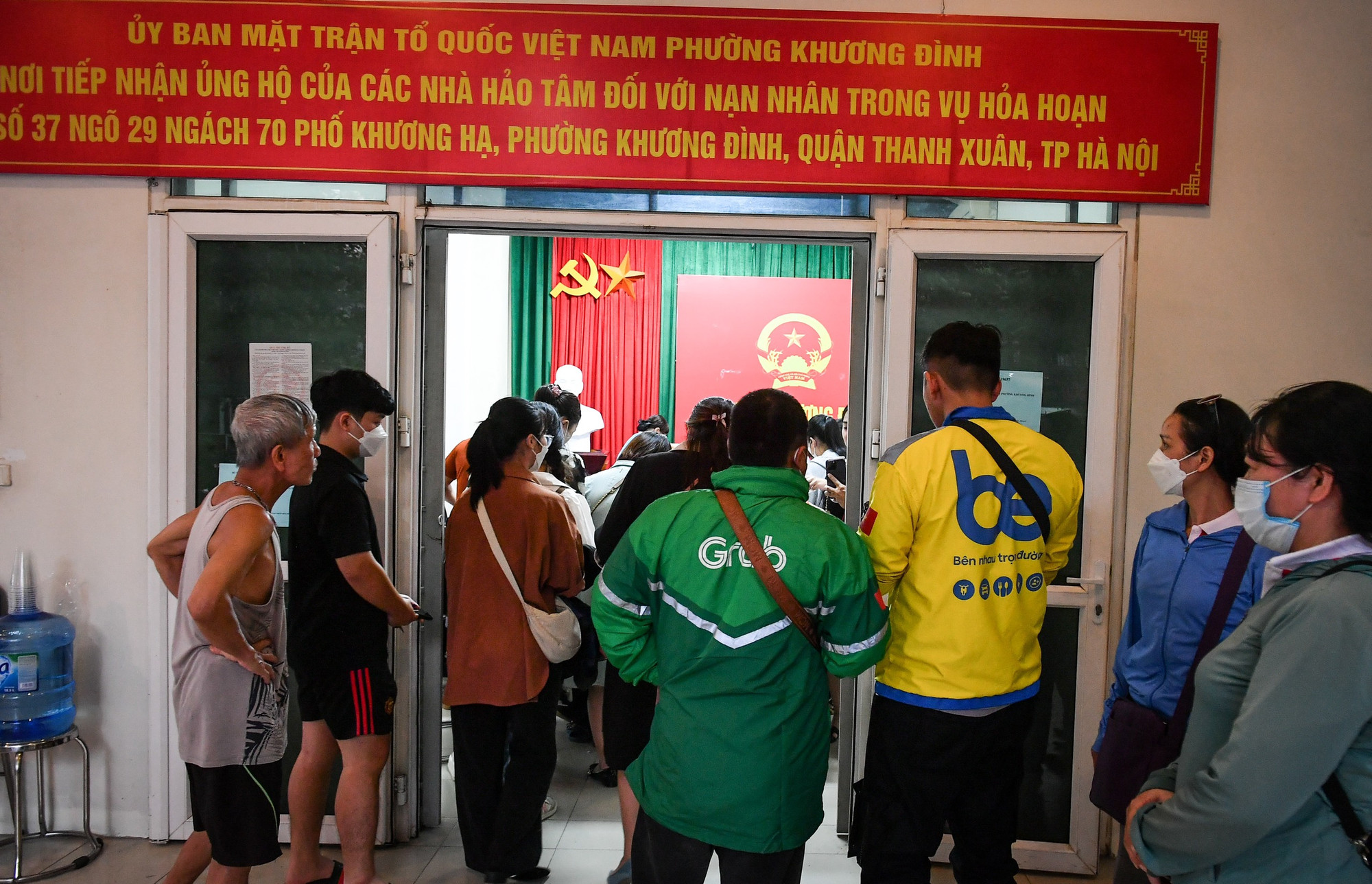 Điểm tiếp nhận tại Ủy ban nhân dân phường Khương Đình chật cứng người đợi tới lượt ủng hộ.