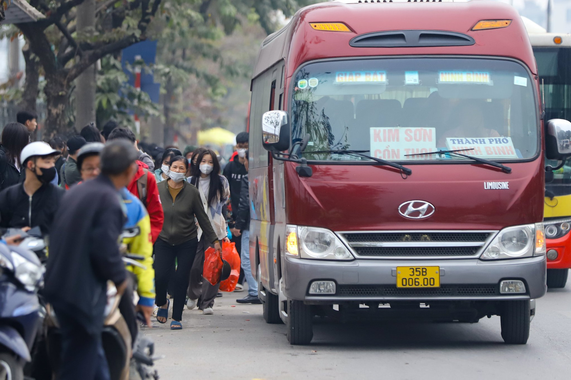 Nhiều hành khách đứng phía bên ngoài đợi xe. Tuy nhiên, do nhu cầu di chuyển lớn nên họ gặp rất nhiều khó khăn.