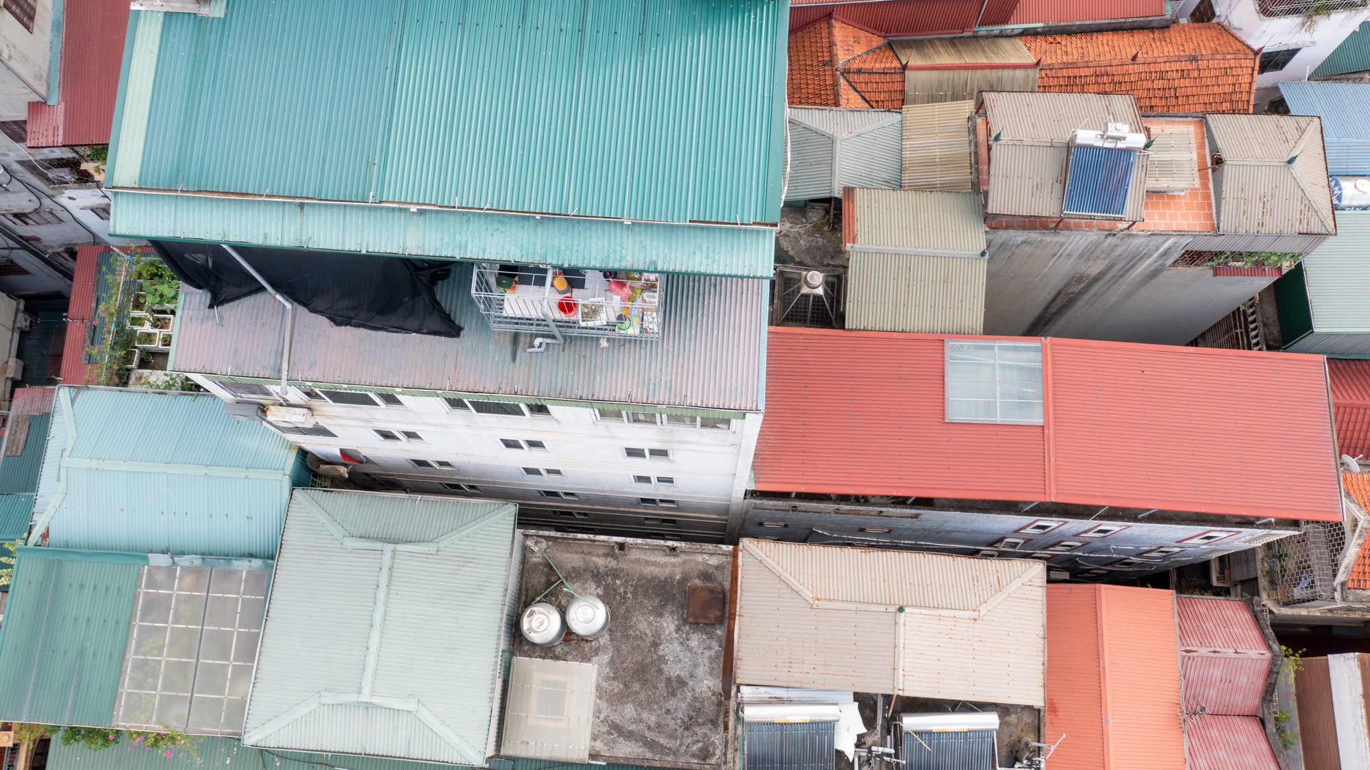 Nhìn từ trên cao, công trình này cũng nằm trong ngõ nhỏ và không bảo đảm điều kiện phòng cháy chữa cháy.