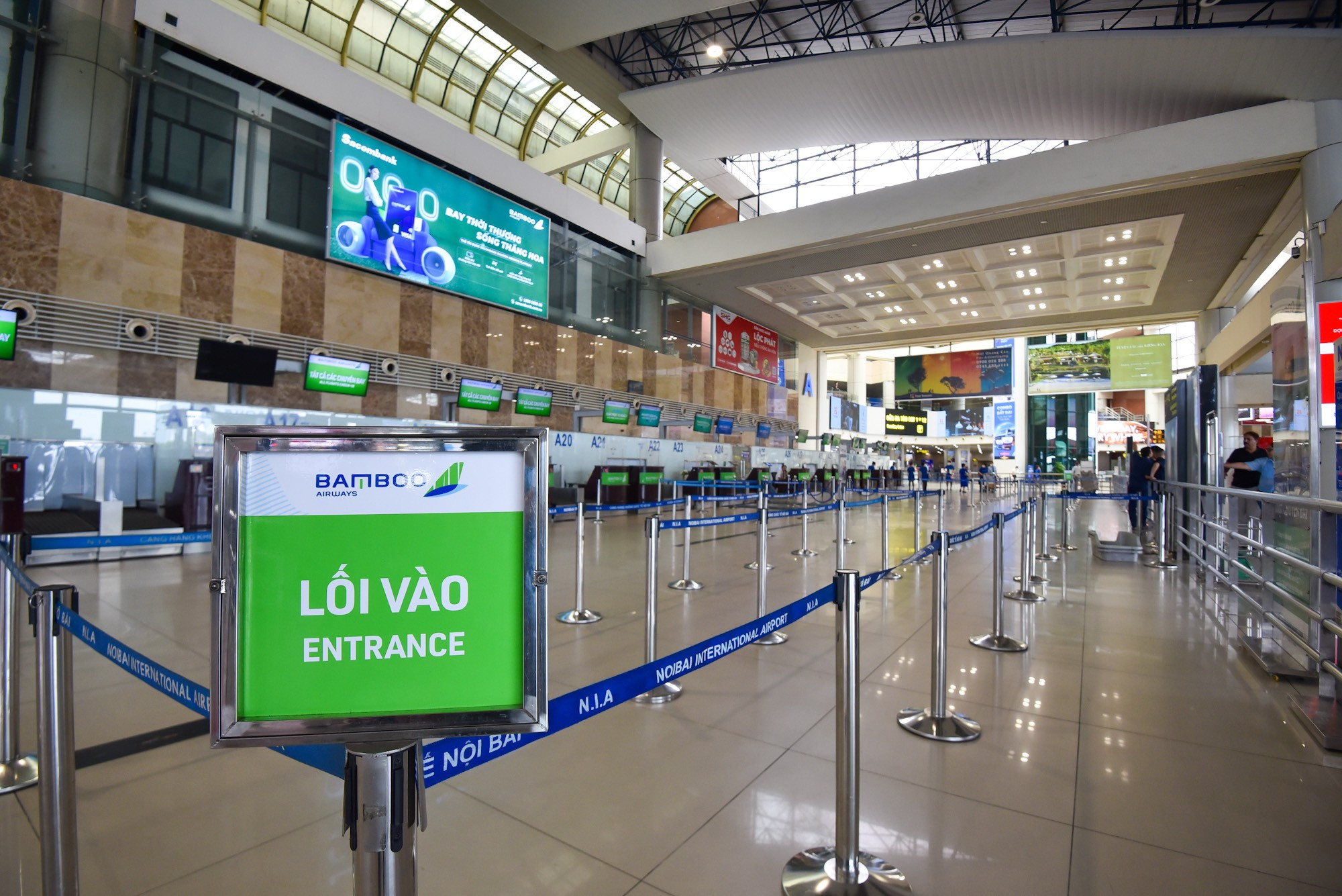 Cảnh vắng vẻ hiếm thấy tại sân bay quốc tế Nội Bài.