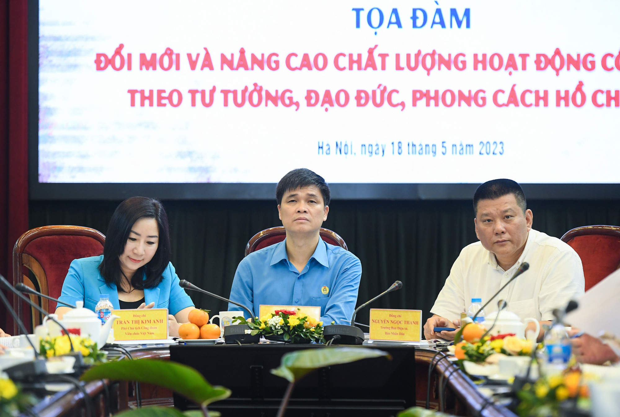 Các đồng chí Ngọ Duy Hiểu, Chủ tịch Tổng Liên đoàn Lao động Việt Nam, Chủ tịch Công đoàn Việt Nam (ở giữa); Trần Thị Kim Anh, Phó Chủ tịch Công đoàn Viên chức Việt Nam; Nguyễn Ngọc Thanh, Vụ trưởng, Trưởng Ban Nhân Dân điện tử, Báo Nhân Dân chủ trì, điều hành tọa đàm. Các đồng chí Ngọ Duy Hiểu, Chủ tịch Tổng Liên đoàn Lao động Việt Nam, Chủ tịch Công đoàn Việt Nam (ở giữa); Trần Thị Kim Anh, Phó Chủ tịch Công đoàn Viên chức Việt Nam; Nguyễn Ngọc Thanh, Vụ trưởng, Trưởng Ban Nhân Dân điện tử, Báo Nhân Dân chủ trì, điều hành tọa đàm.