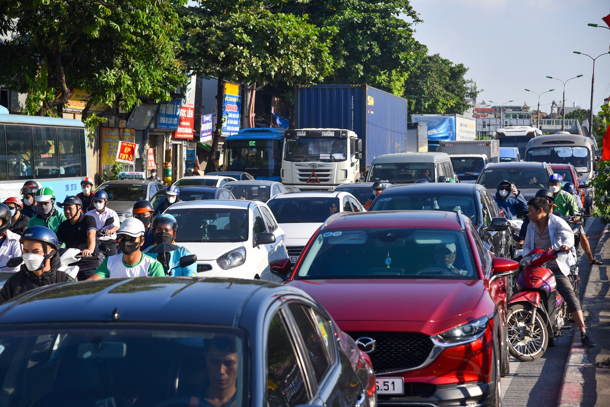 Càng tới cuối giờ chiều, lượng xe đổ ra cửa ngõ phía nam Hà Nội càng nhiều hơn. Cảnh ùn ứ đã bắt đầu xuất hiện. (Ảnh: Nhật Quang)