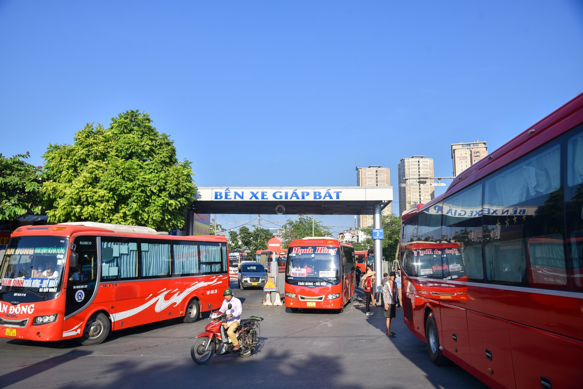 Vào thời điểm 16 giờ, theo ghi nhận, bến xe Giáp Bát bắt đầu đông hành khách tới hơn. (Ảnh: Nhật Quang)