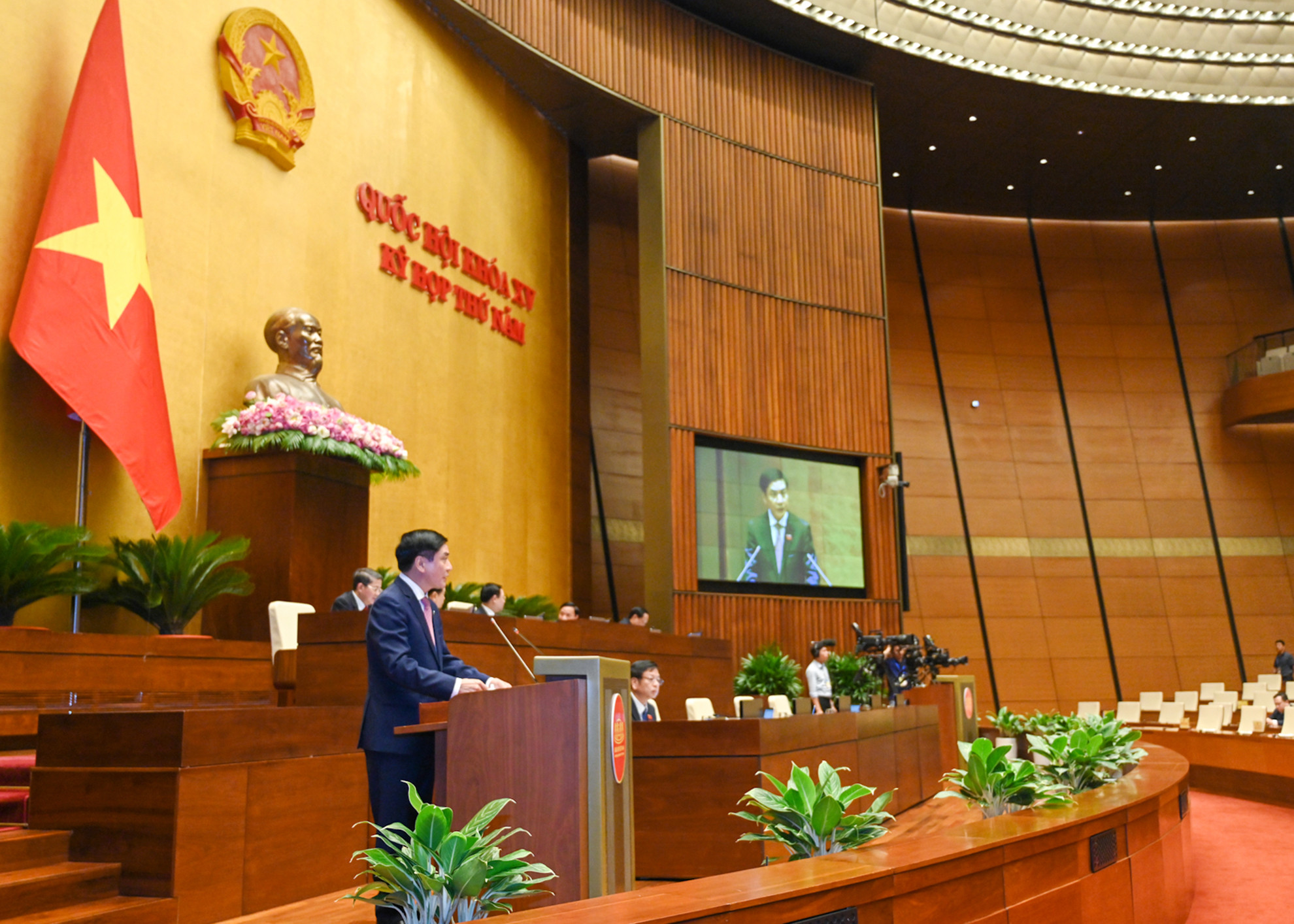 Tổng Thư ký Quốc hội, Chủ nhiệm Văn Phòng Quốc hội Bùi Văn Cường trình bày nội dung các Nghị quyết để các đại biểu thông qua tại phiên bế mạc.