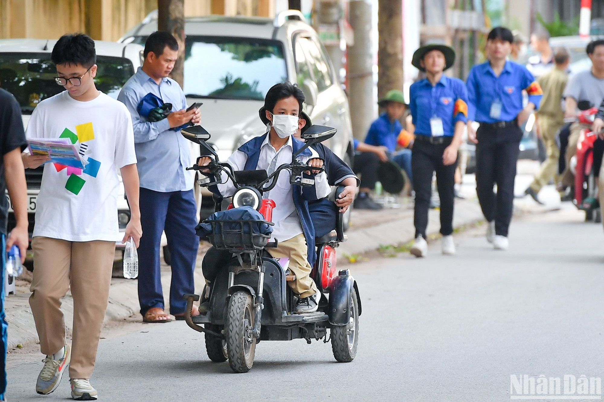 Cha con "xương thủy tinh" cùng nhau tới điểm thi tốt nghiệp để viết tiếp giấc mơ đại học. (Ảnh: Thành Đạt)