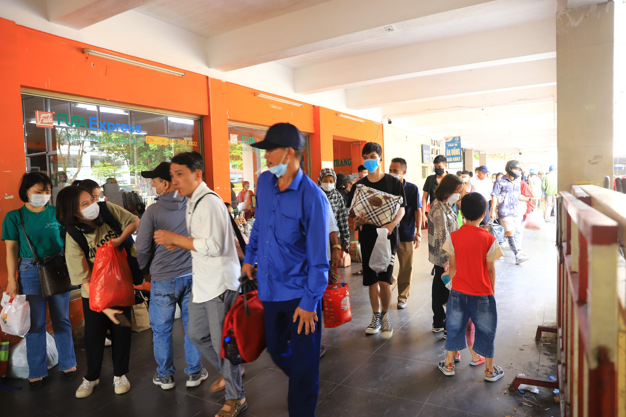 Tại bến xe Giáp Bát, theo ghi nhận, lượng khách bắt đầu đông đúc hơn từ khoảng 16 giờ. (Ảnh: Sơn Bách)