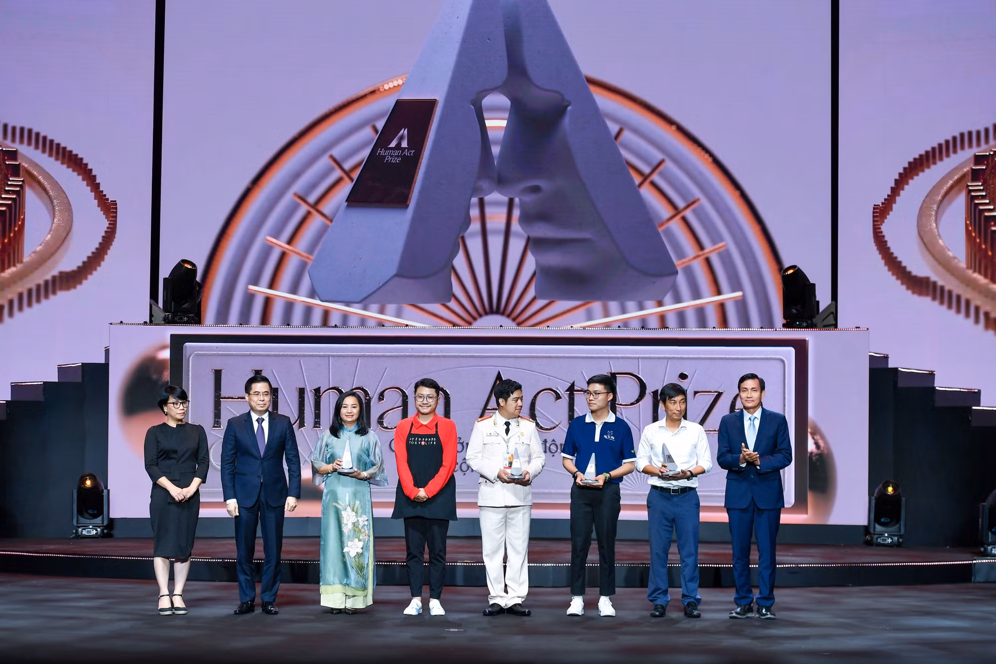 Các dự án đoạt giải bao gồm: "Thiên thần TokyoLife" của Công ty cổ phần IntelLife, "Nuôi em Mộc Châu", "Nhóm từ thiện Fly To Sky" và "Heo đất MOMO".