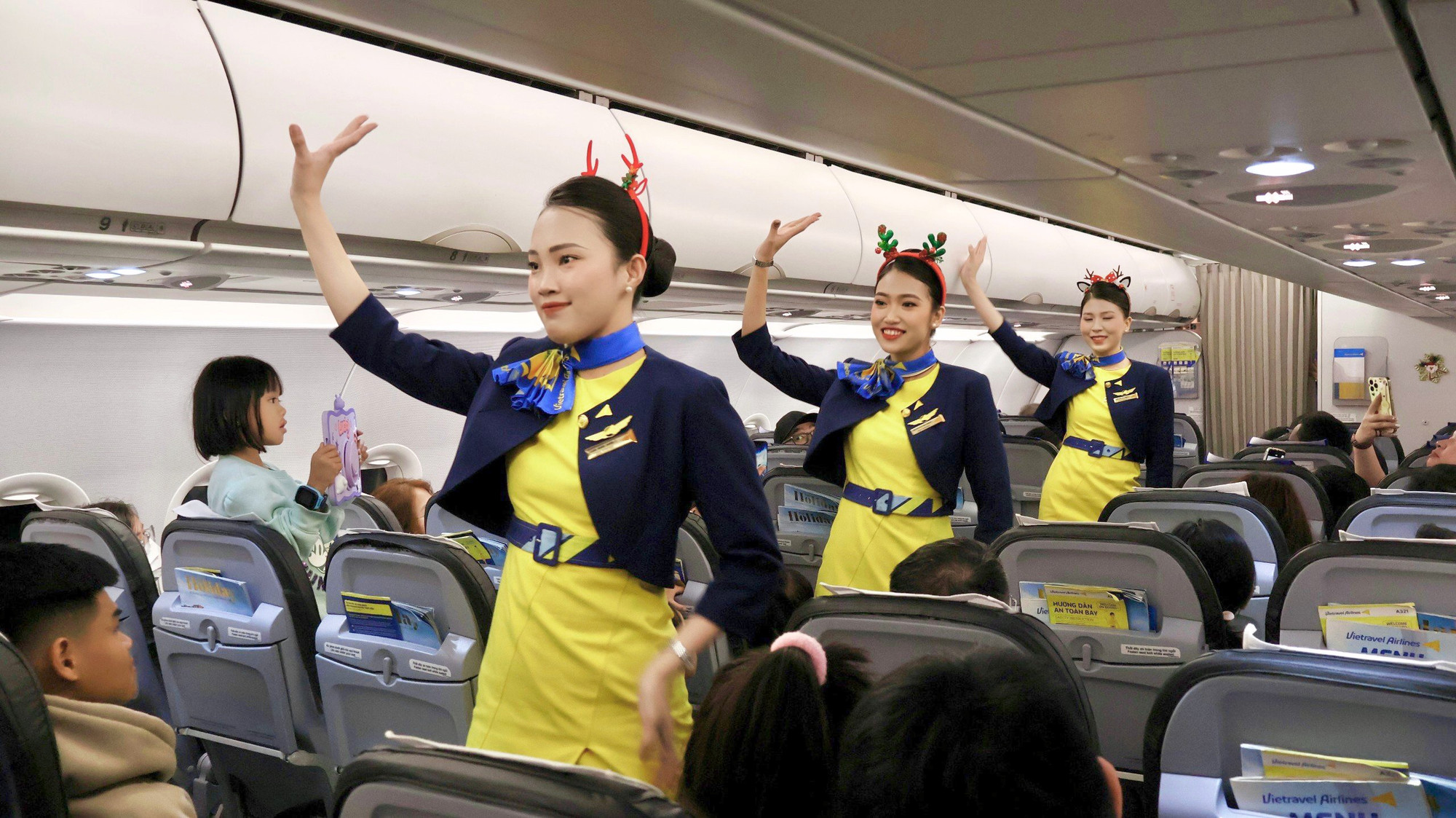 Hòa cùng bầu không khí ấm áp của Giáng sinh, Vietravel Airlines cũng tổ chức lễ đón Giáng sinh trên chuyến bay kết nối Thành phố Hồ Chí Minh-Hà Nội với điệu nhảy được thực hiện bởi các Đại sứ Cánh tên vàng. Điệu nhảy Giáng sinh này không chỉ mang đến niềm vui cho hành khách mà còn tạo nên không khí lễ hội ấm áp...