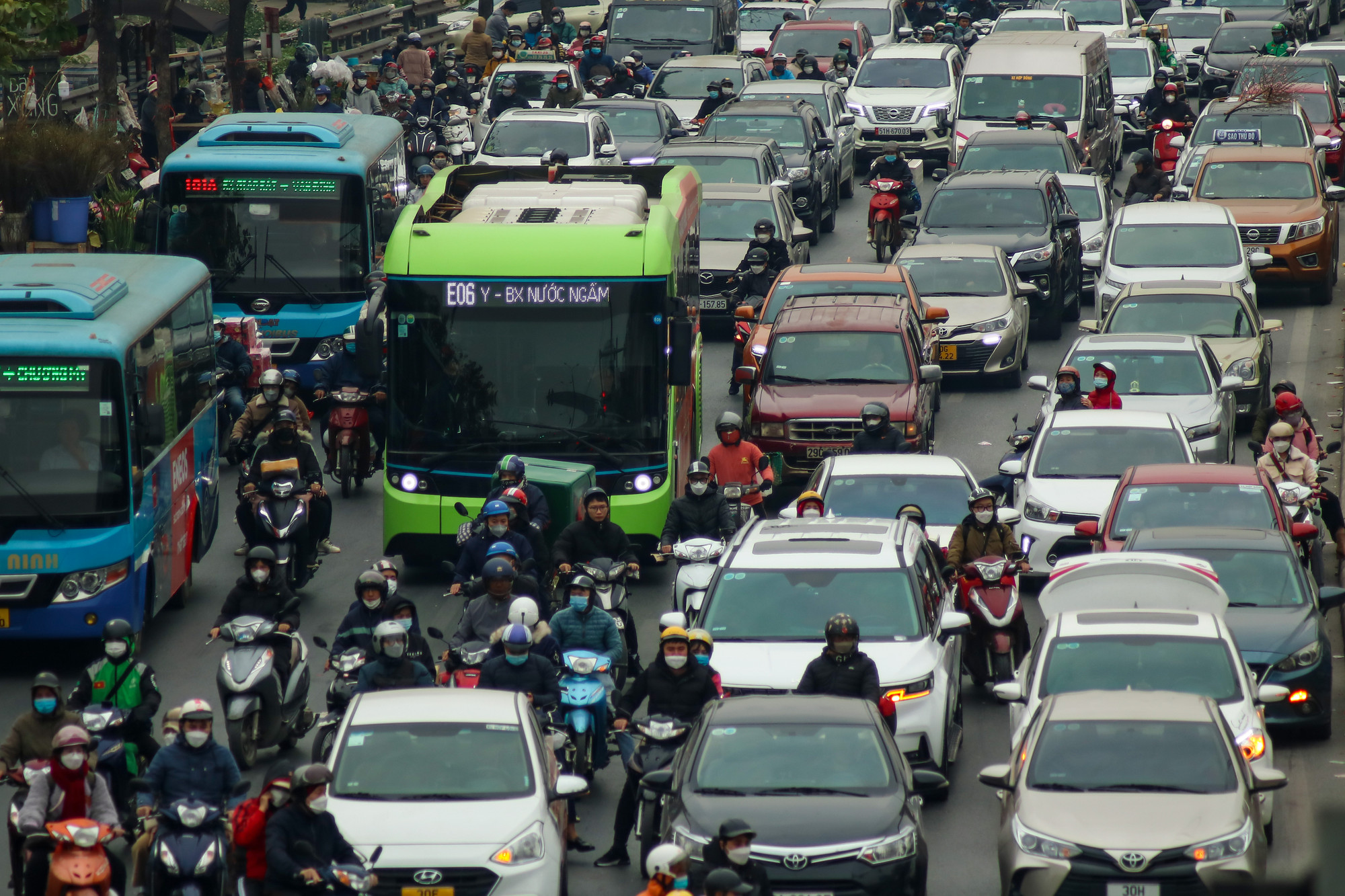 Lượng phương tiện lưu thông trên đường Giải Phóng tăng đột biến, nhiều nơi còn xảy ra tình trạng ách tắc, ùn ứ.