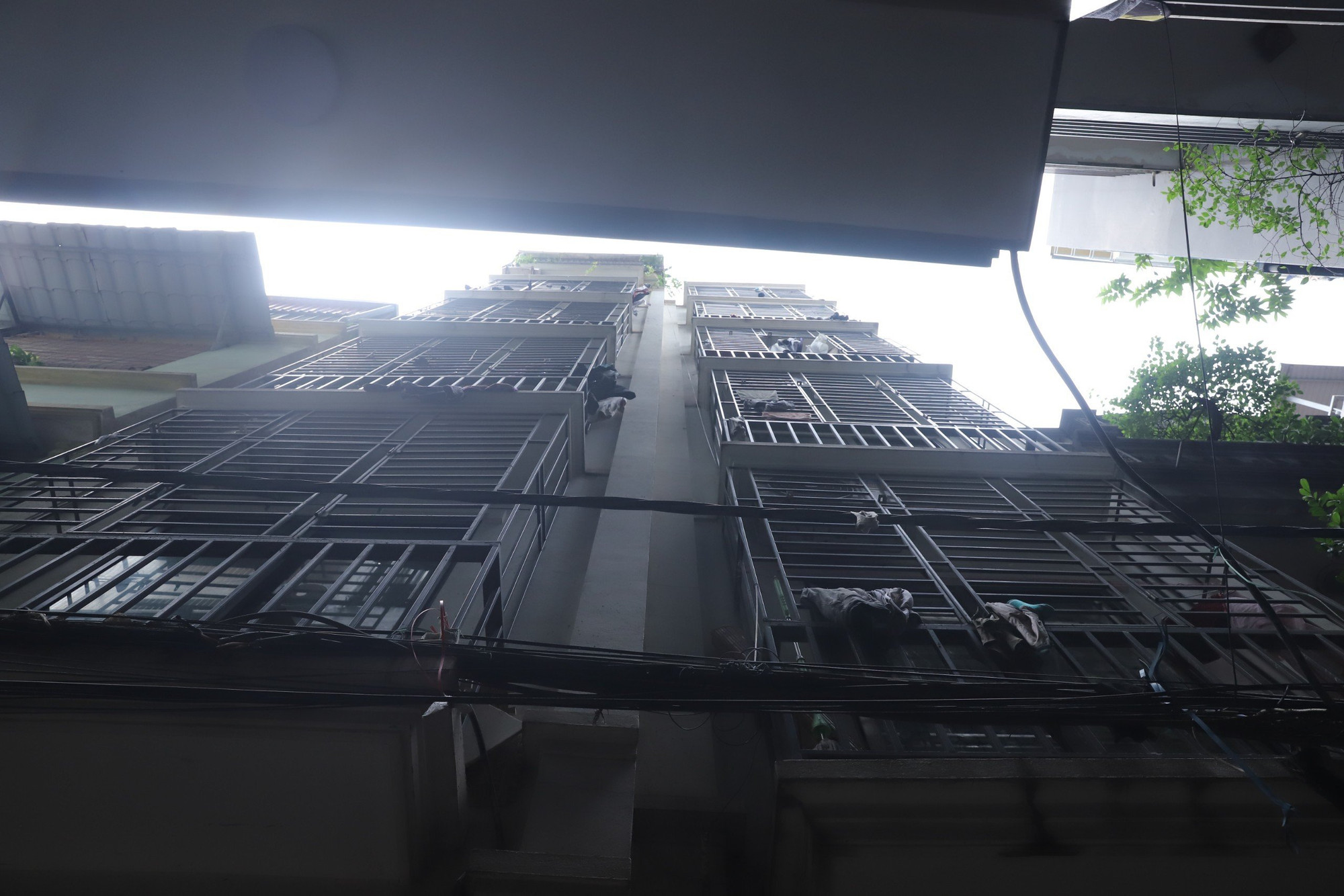 Bộ Xây dựng cũng ghi nhận ở một số địa phương, tại các khu vực đô thị, xuất hiện tình trạng lợi dụng sự buông lỏng quản lý của các cơ quan chức năng nên các hộ gia đình, cá nhân đã tự ý thực hiện việc xây dựng công trình nhà ở riêng lẻ theo kiểu nhiều tầng, nhiều căn hộ ở mà không tuân thủ các quy định của pháp luật. Bộ Xây dựng cũng ghi nhận ở một số địa phương, tại các khu vực đô thị, xuất hiện tình trạng lợi dụng sự buông lỏng quản lý của các cơ quan chức năng nên các hộ gia đình, cá nhân đã tự ý thực hiện việc xây dựng công trình nhà ở riêng lẻ theo kiểu nhiều tầng, nhiều căn hộ ở mà không tuân thủ các quy định của pháp luật.