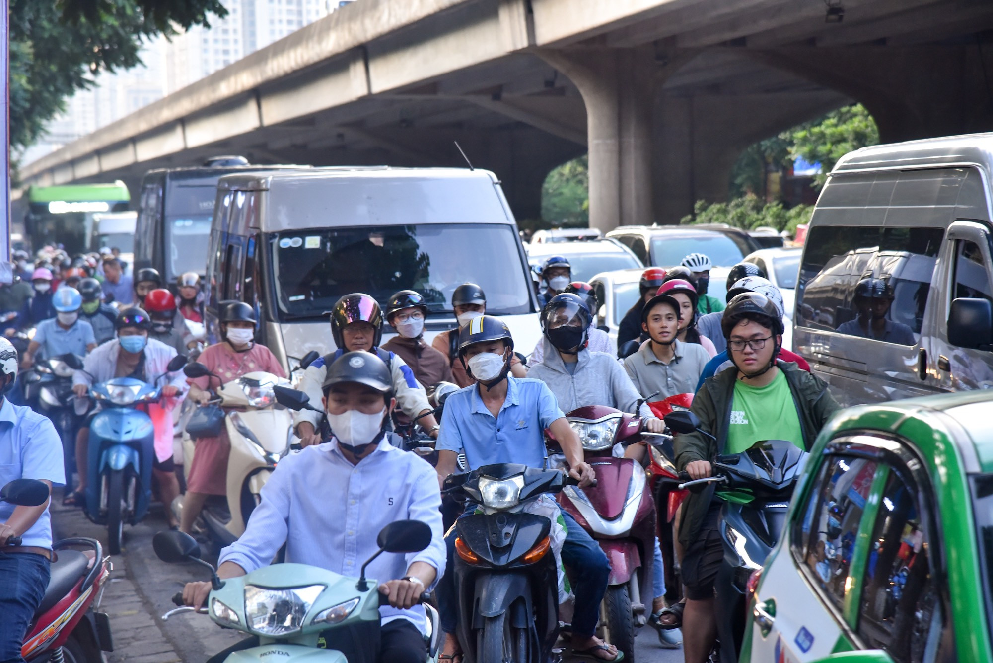 Nhiều người tỏ ra mệt mỏi vì gặp phải cảnh ùn tắc kéo dài. Nhiều người tỏ ra mệt mỏi vì gặp phải cảnh ùn tắc kéo dài.