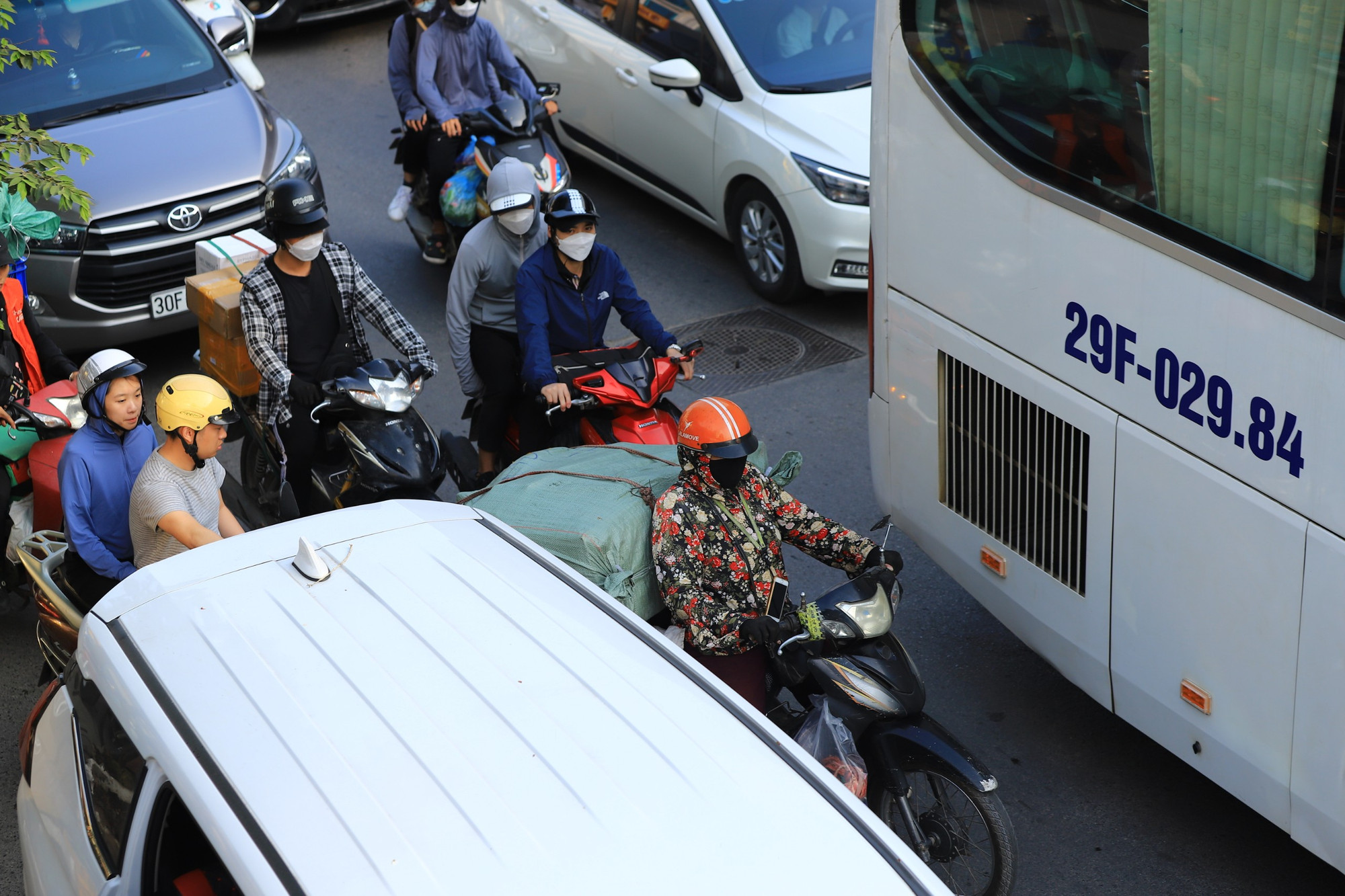 Len giữa dòng xe trong ngày cuối cùng của kỳ nghỉ lễ. (Ảnh: Sơn Bách)