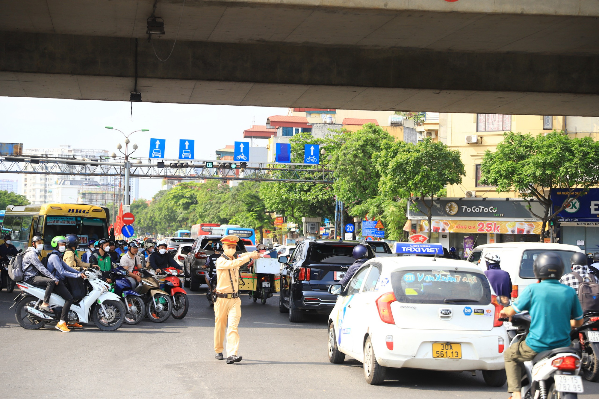 Cảnh sát giao thông hướng dẫn các phương tiện di chuyển. (Ảnh: Sơn Bách)